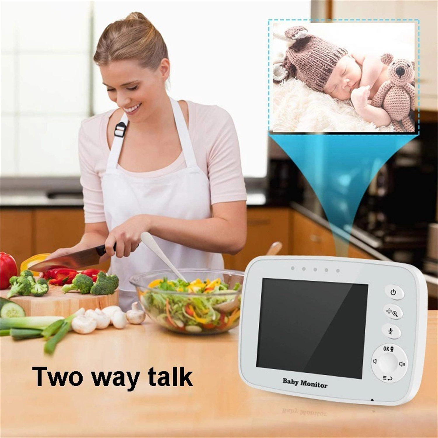 Eine Frau kocht und schaut auf einen Babyphone-Bildschirm mit einem schlafenden Baby.