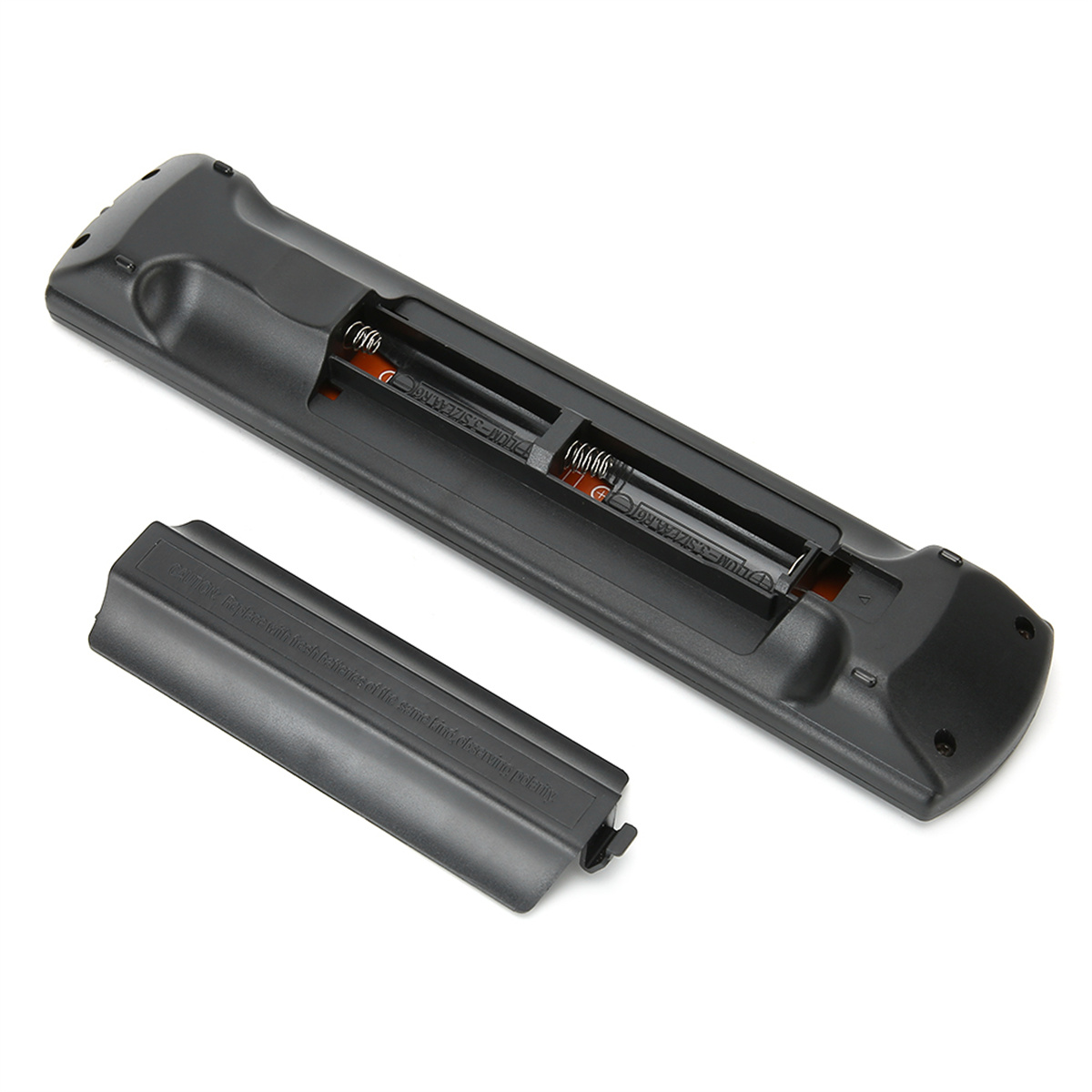 Schwarze Fernbedienung mit geöffnetem Batteriefach, das Batterien zeigt.