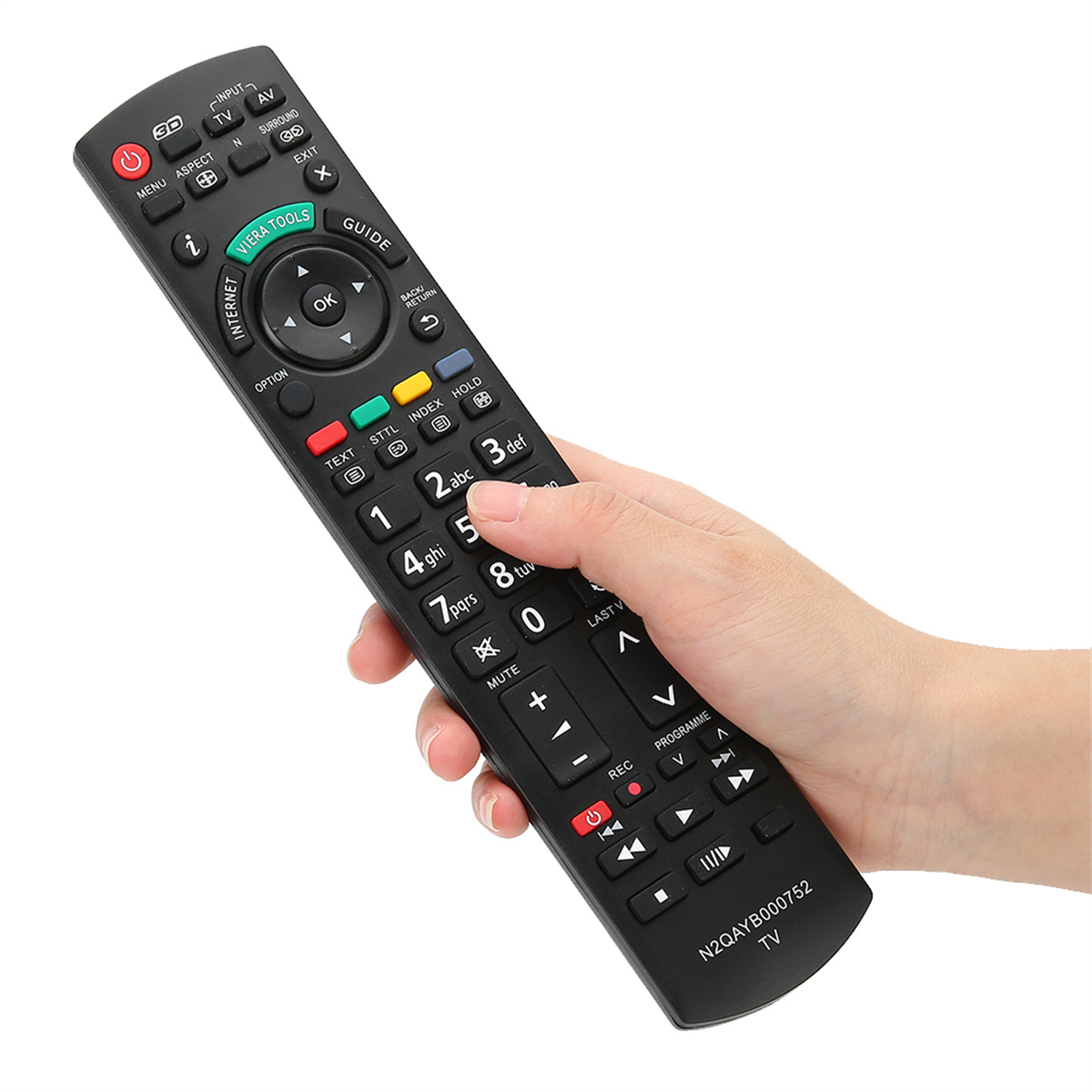 Eine Hand, die eine schwarze TV-Fernbedienung mit mehreren Tasten, einschließlich einer Ein-/Aus-Taste, hält.