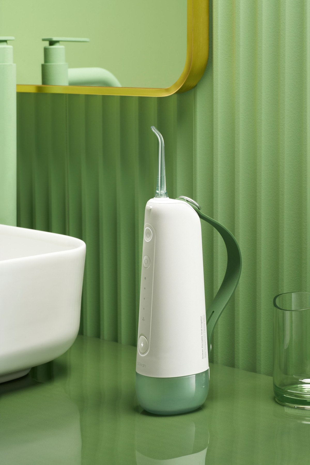 Ein weißer und grüner Wasserflosser in einer Badezimmereinstellung.