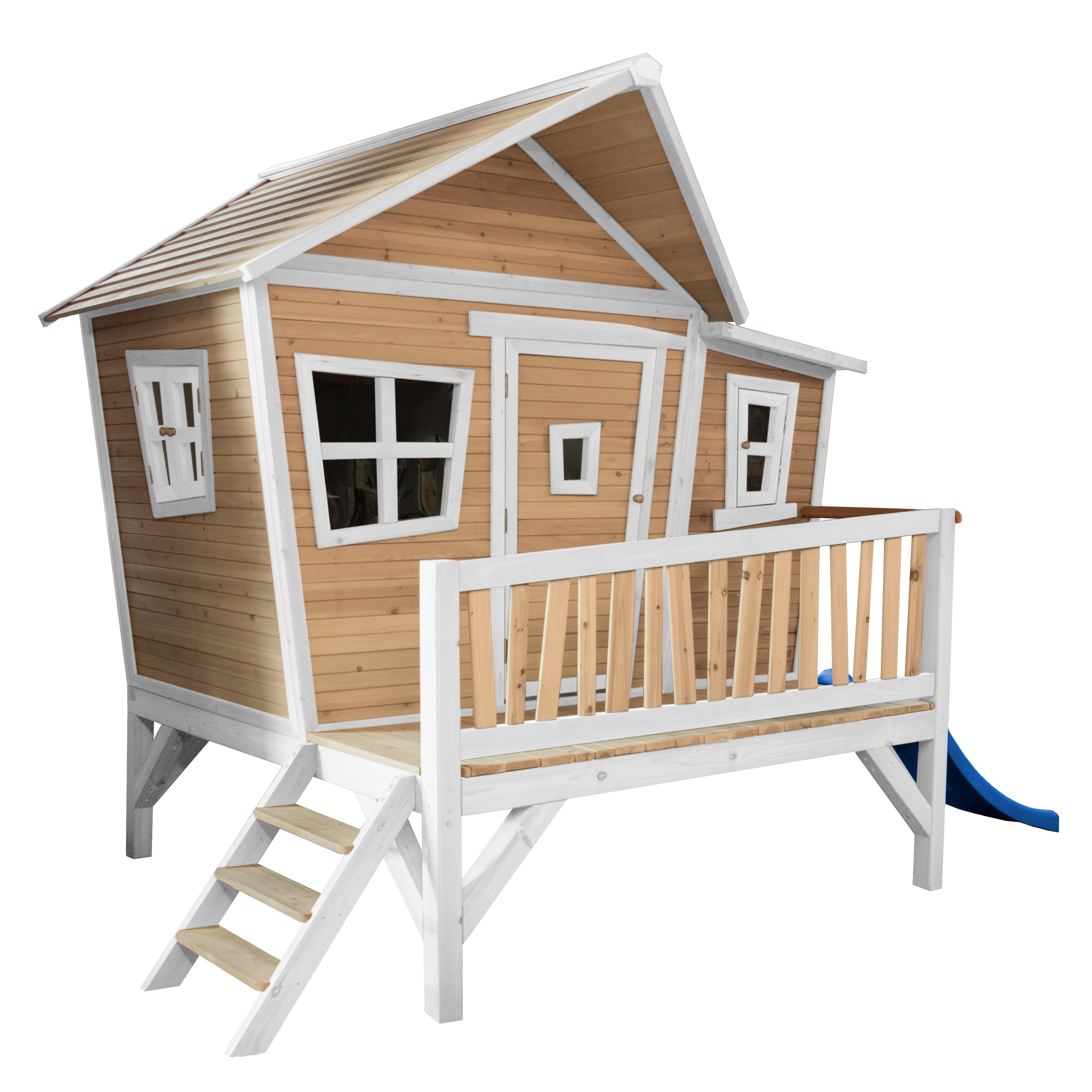 Spielhaus aus Holz mit Veranda, Treppe und blauer Rutsche auf weißem Grund.