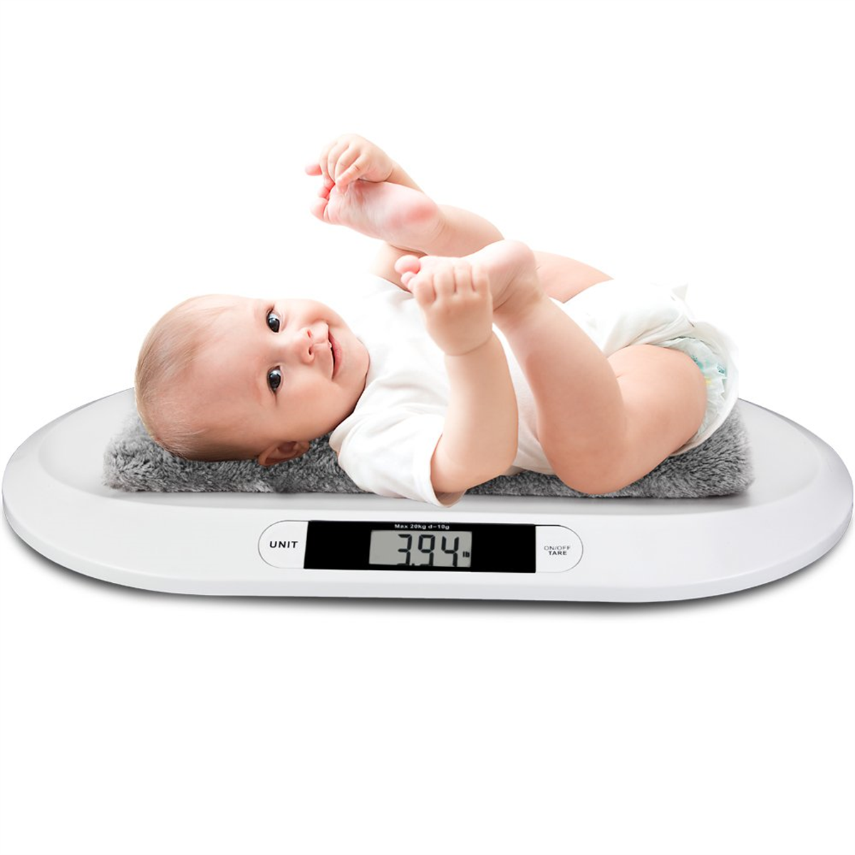 Ein Baby liegt auf einer Waage, das Display zeigt das Gewicht des Babys in Kilogramm an.
