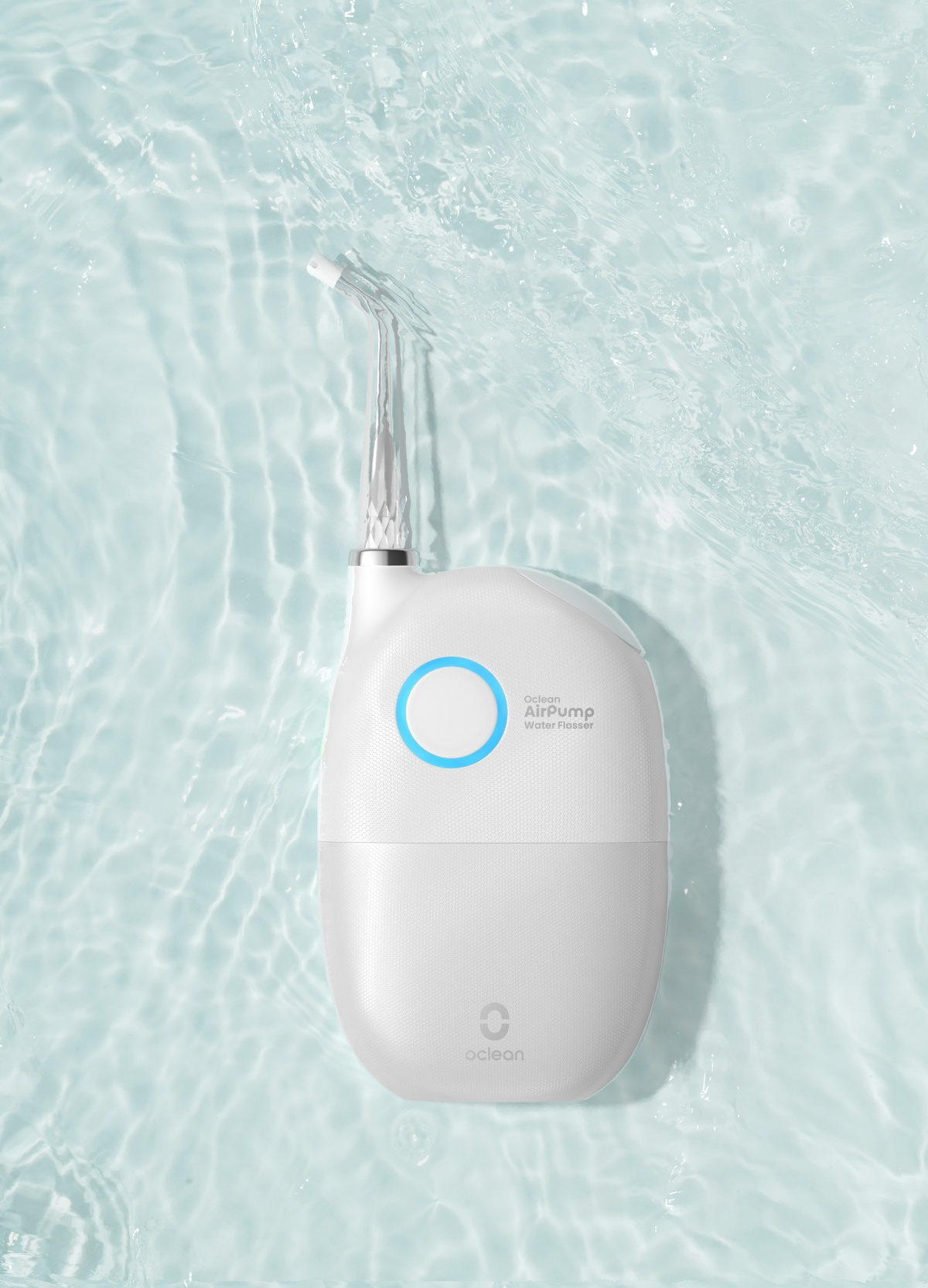 Ein weißer Oclean AirPump Wasser-Flosser, der in Wasser schwimmt, mit einem blauen Kreis und einer Düse.