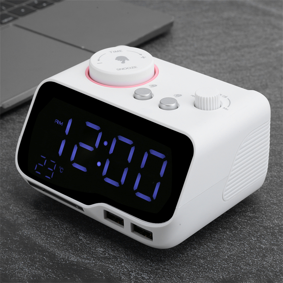 Wecker mit blauem Display, Knöpfen und USB-Anschluss.