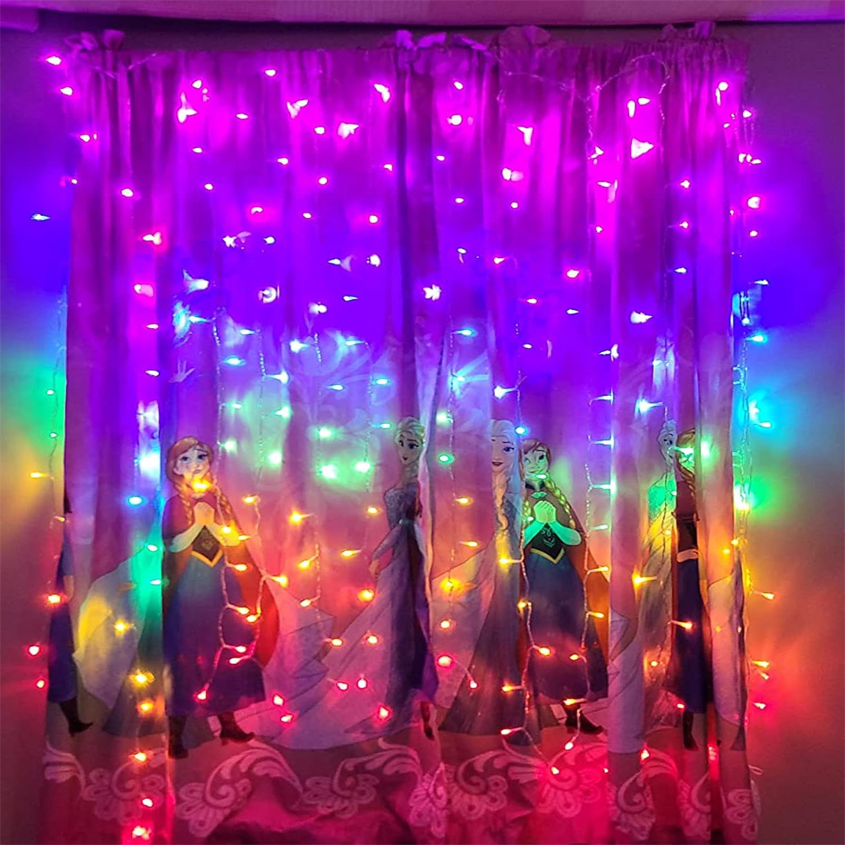 Vorhänge mit bunten Lichterketten und einem Bild von Disney's Frozen-Charakteren.