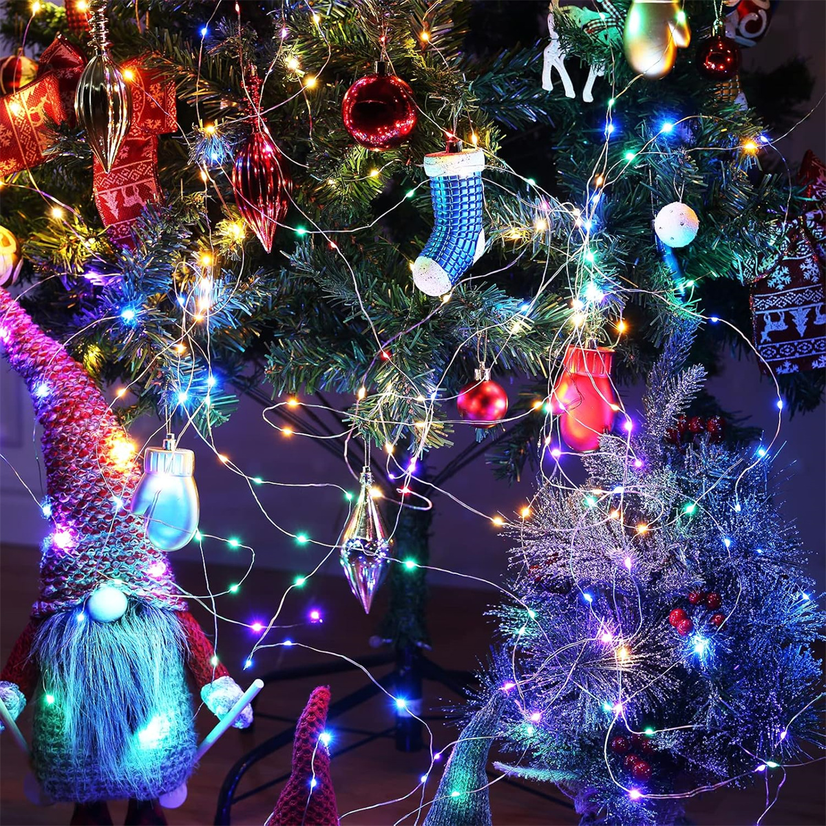 Weihnachtsbaum geschmückt mit Lichtern, Ornamenten und festlichen Dekorationen.