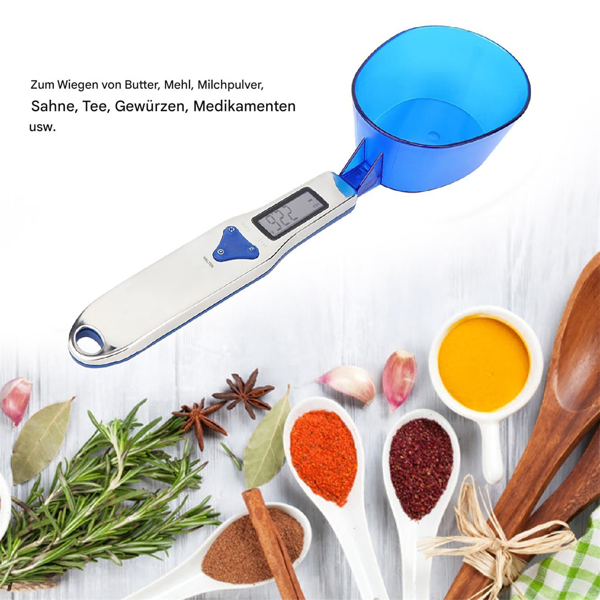 Digitale Küchenwaage mit blauem Messbecher. Zutaten wie Gewürze sind angeordnet.