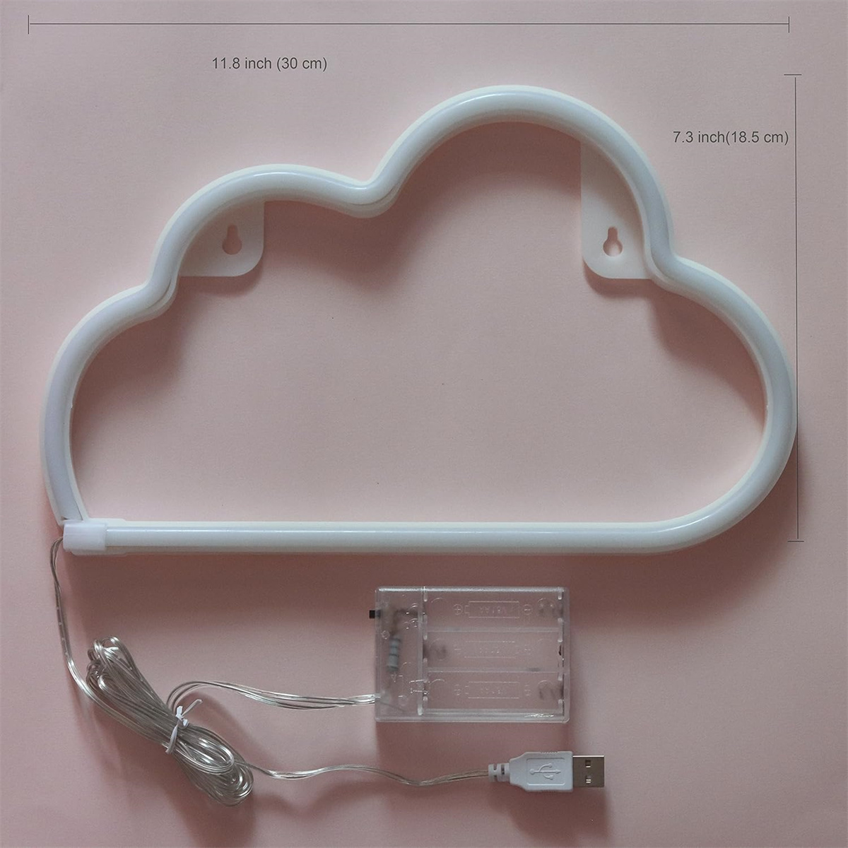 Weißes wolkenförmiges LED-Licht mit Abmessungen und USB-Kabel auf pinkfarbenem Hintergrund.