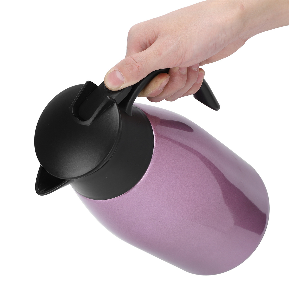Eine Hand, die eine violette Isolierkanne mit schwarzem Deckel und Griff hält.