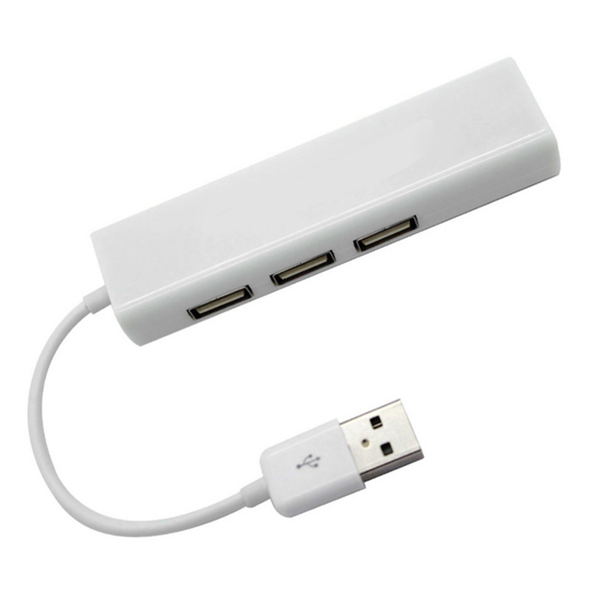 Weißer USB-Hub mit drei USB-Anschlüssen und einem angeschlossenen USB-Kabel. Weißer Hintergrund.