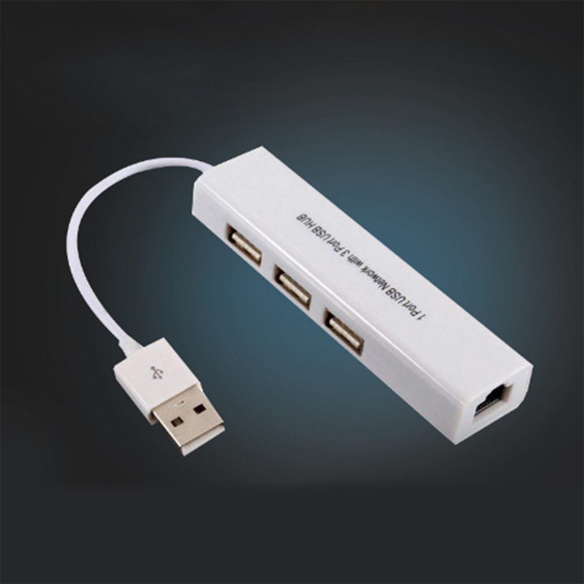 Ein weißer USB-Hub mit 3 Anschlüssen und einem USB-Anschluss auf dunklem blauem Hintergrund.