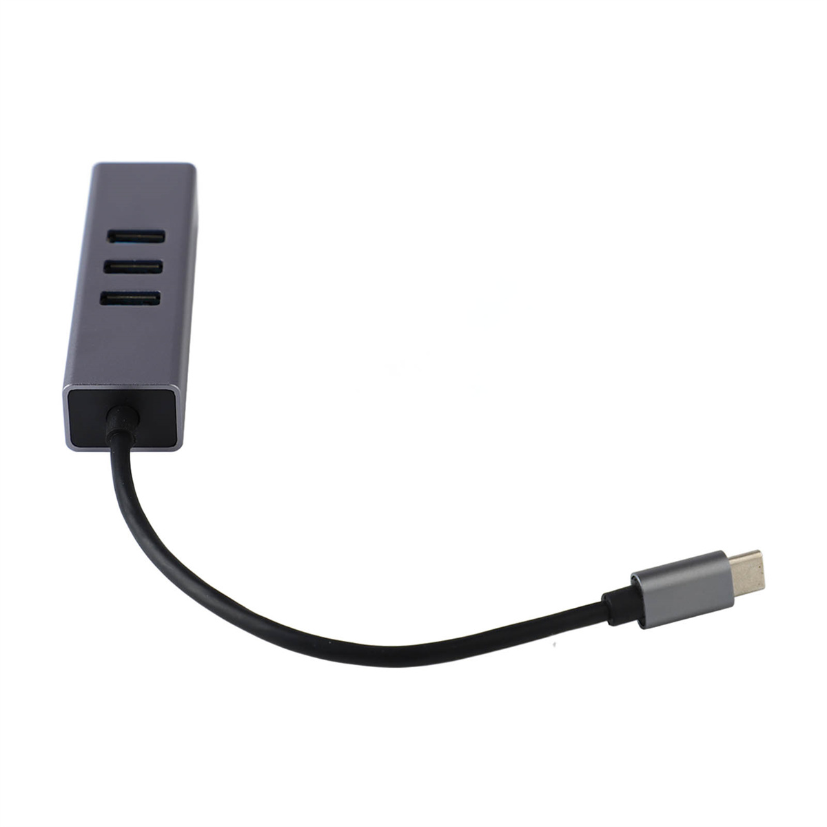Ein silberner USB-C-Hub mit drei Anschlüssen. Ein schwarzes Kabel ist angeschlossen. Der Hintergrund ist weiß.