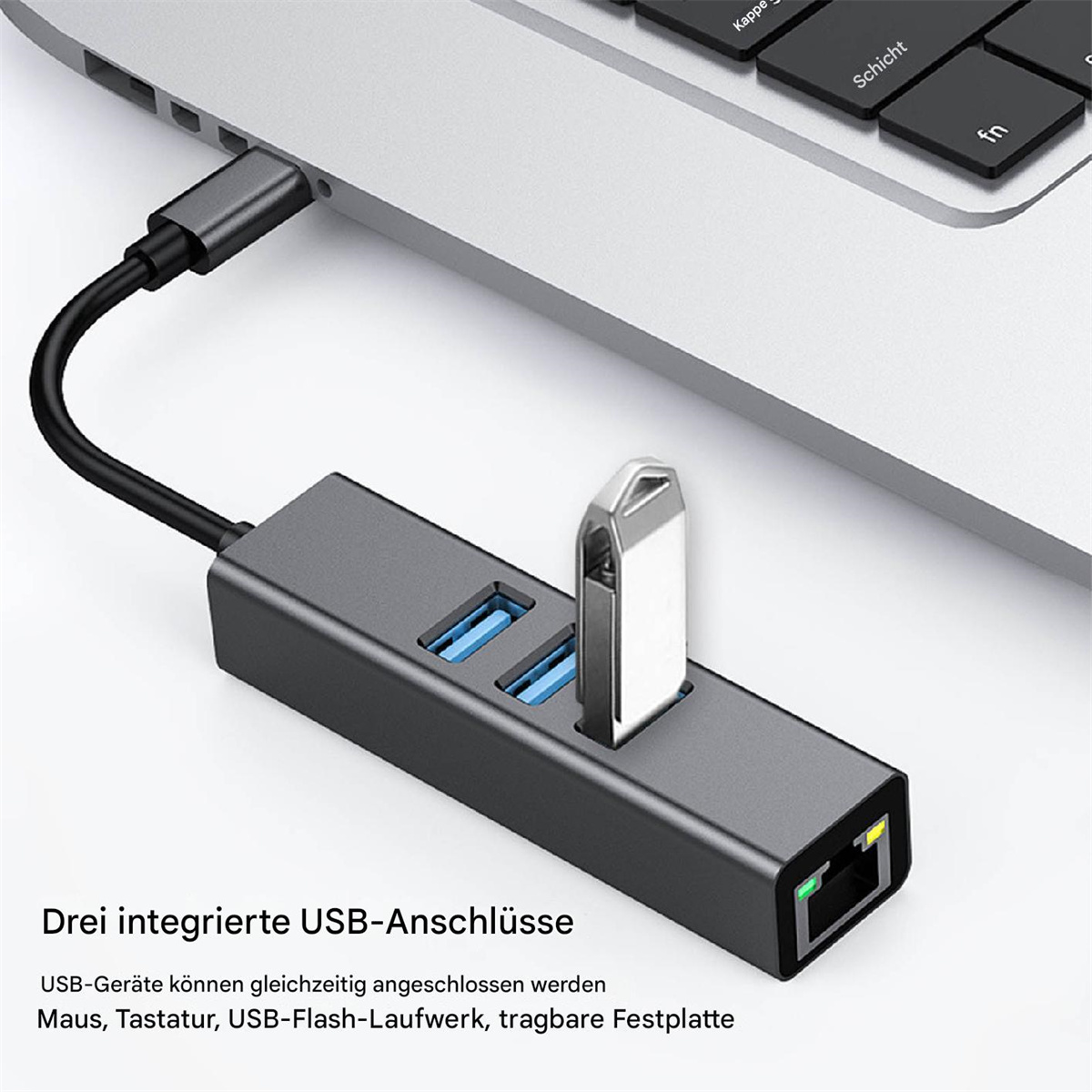 Ein USB-Hub mit mehreren Anschlüssen ist an einen Laptop angeschlossen. Ein USB-Stick ist eingesetzt.