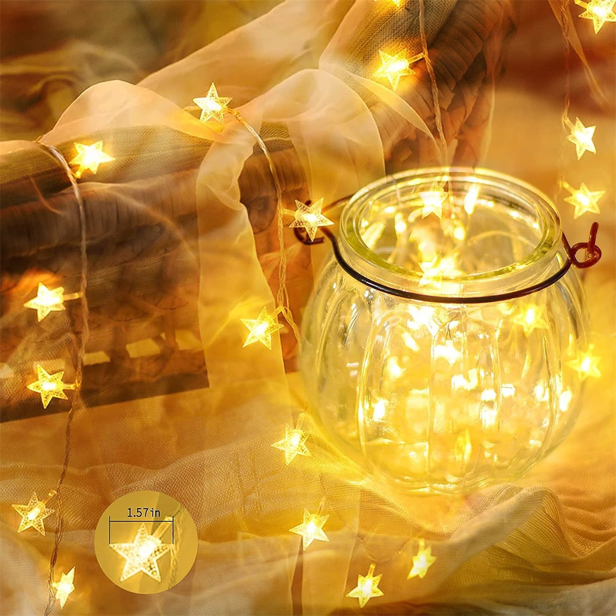 Ein Glas mit sternförmigen Lichtern. Sternförmige Lichter sind an einer Schnur.