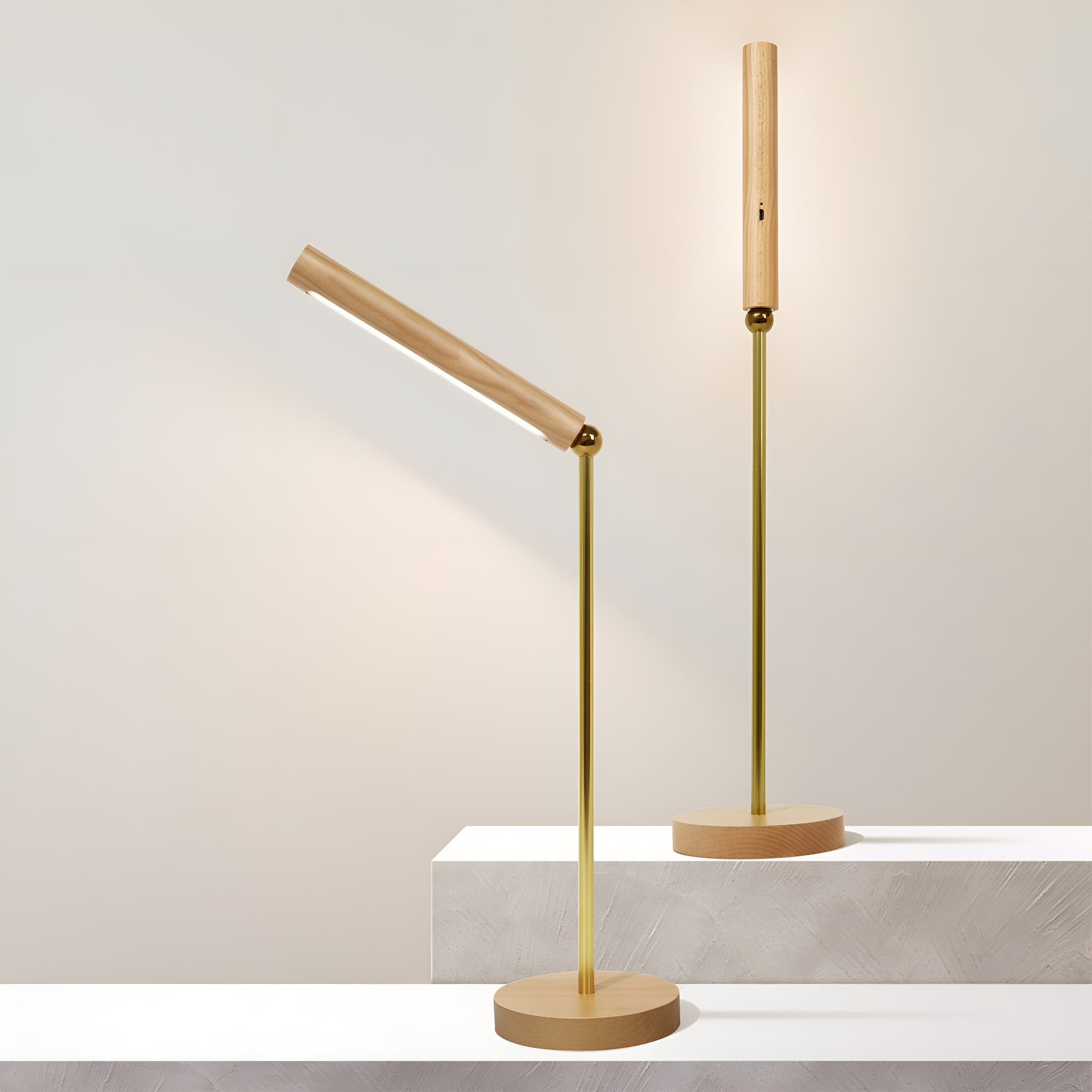 Zwei Holz-Schreibtischlampen mit goldenen Stielen vor neutralem Hintergrund.