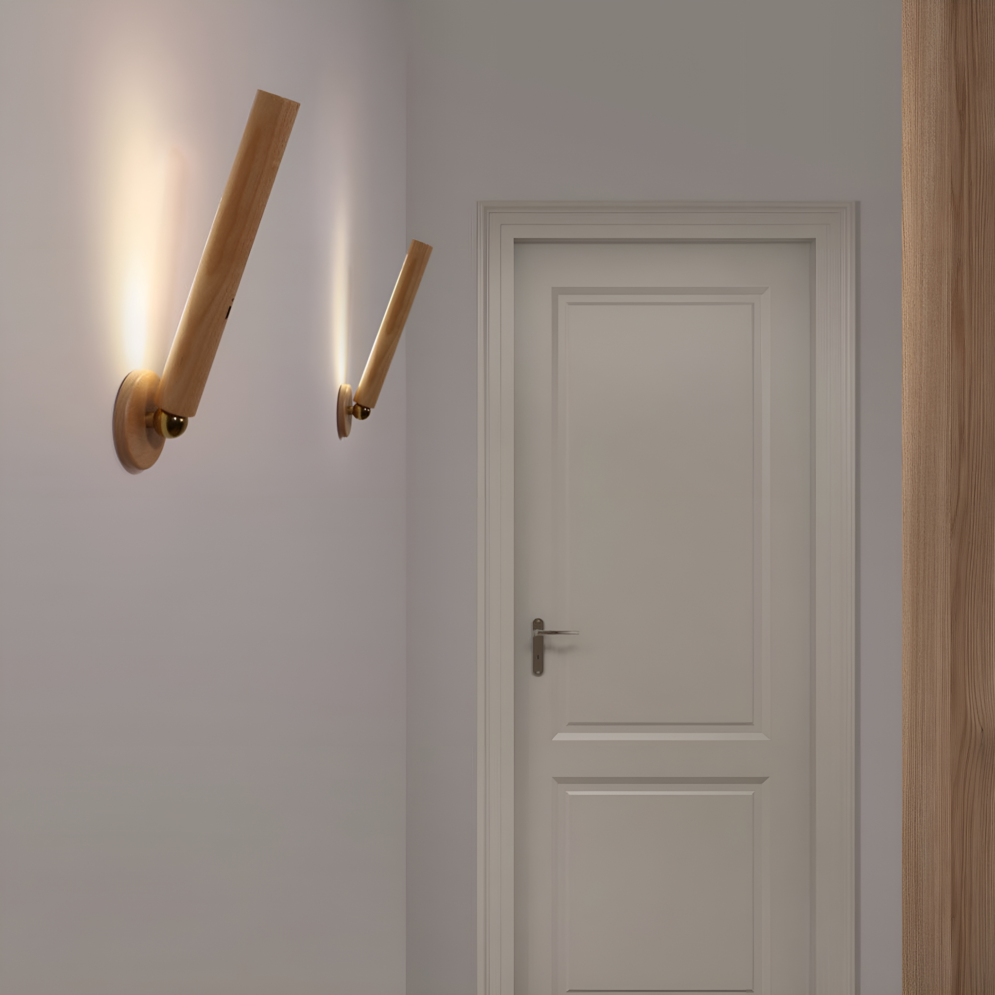 Zwei Wandlampen aus Holz mit Licht. Sie sind an einer hellgrauen Wand neben einer weißen Tür angebracht.