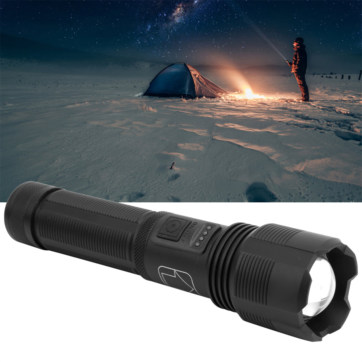Eine schwarze Taschenlampe im Vordergrund. Eine Person steht in einer verschneiten Landschaft.