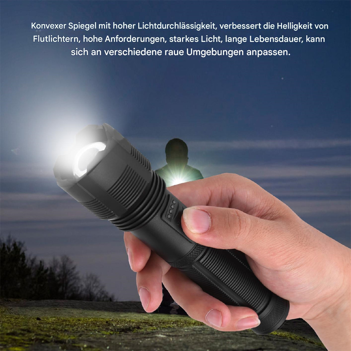 Die Hand einer Person, die eine schwarze Taschenlampe hält, die mit hellem Licht in den Himmel zeigt.