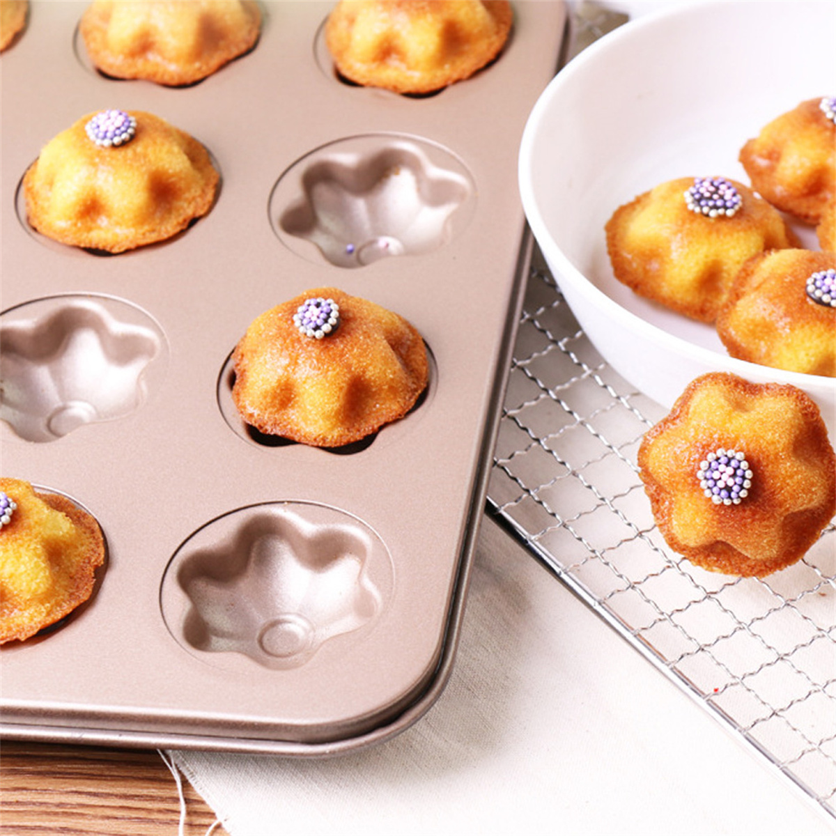 Ein Backblech mit Muffins. Jeder Muffin ist mit einem kleinen lila Punkt verziert.