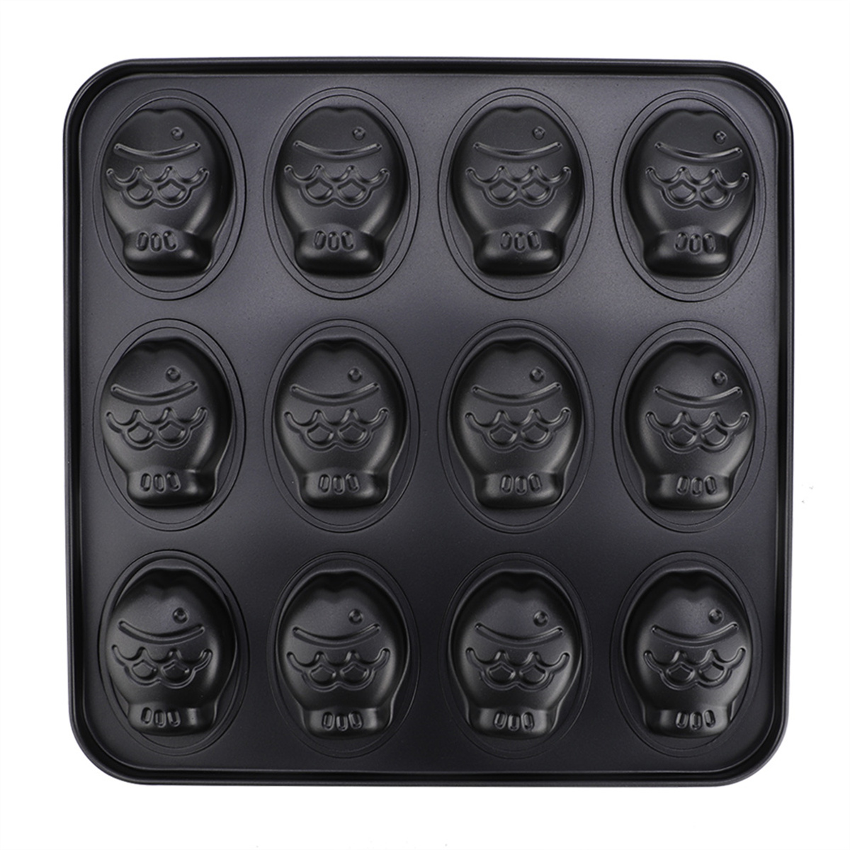 Schwarze Backform mit 12 fischförmigen Formen, jede mit einem kleinen Design in der Mitte.