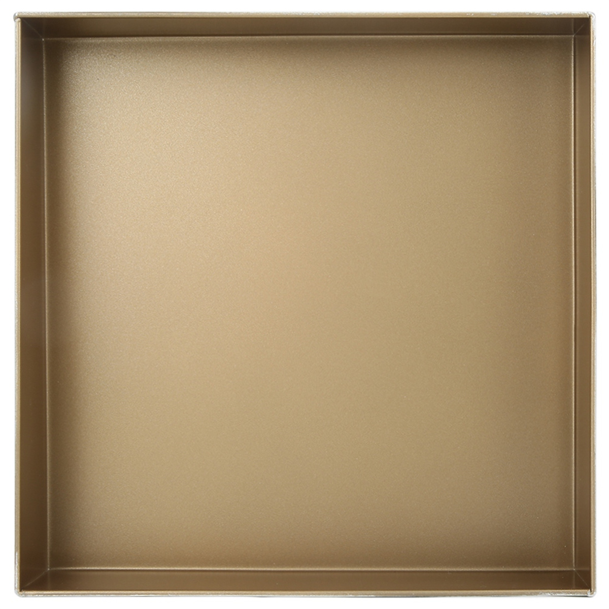 Eine quadratische, leere, goldfarbene Backform, von oben gesehen, auf einer weißen Oberfläche.