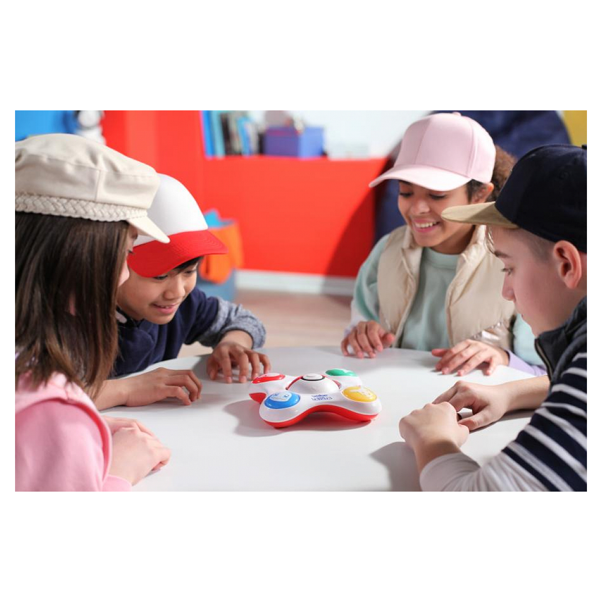 Vier Kinder spielen ein Spiel mit einem roten, weißen und grünen Controller.