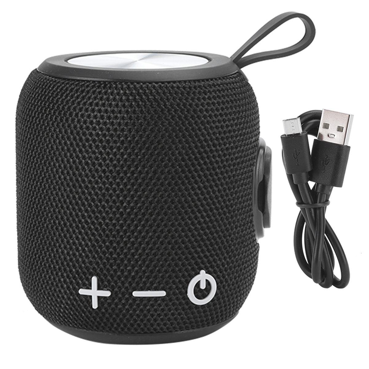 Schwarzer, runder tragbarer Lautsprecher mit Bedientasten und einem USB-Ladekabel. Hintergrund ist weiß.