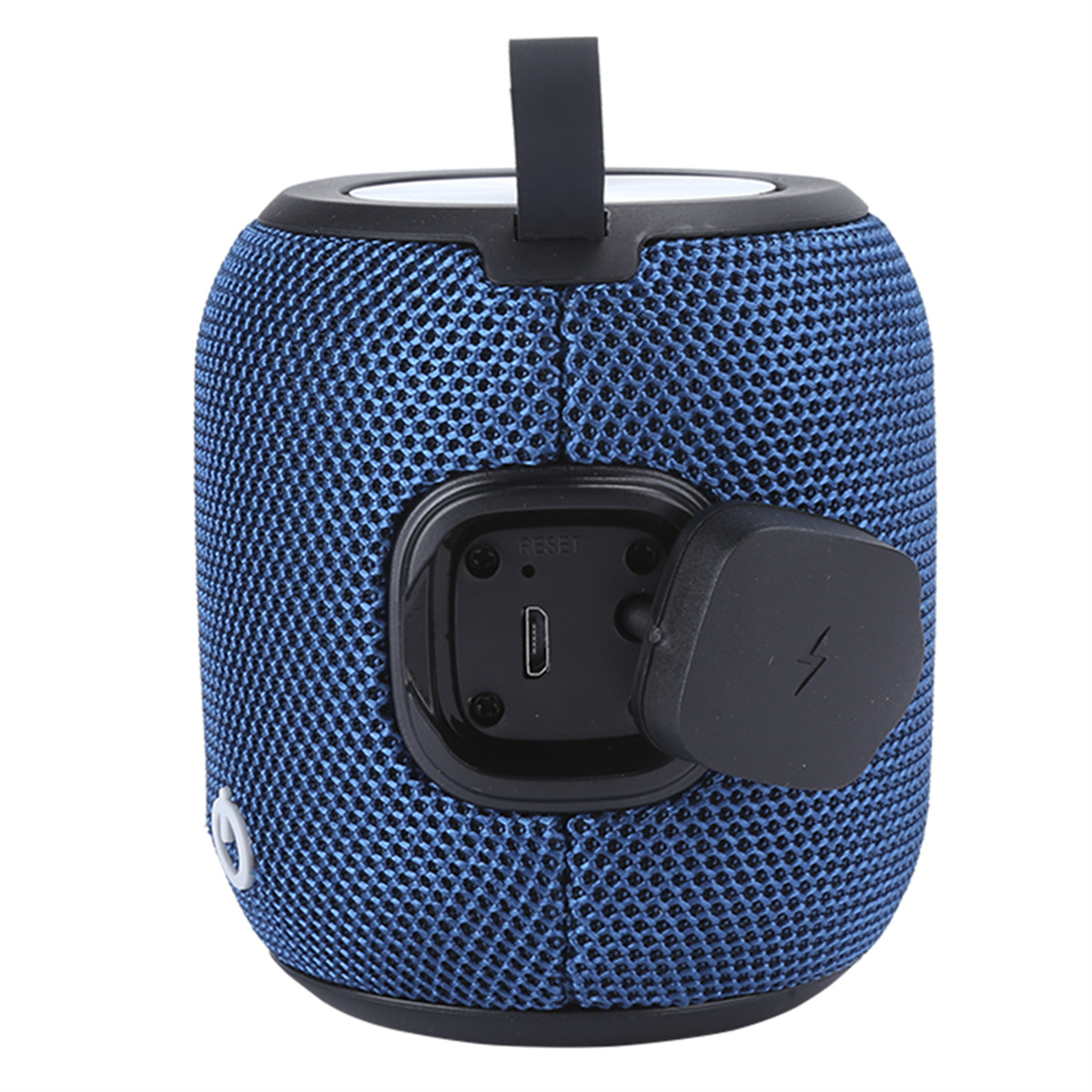 Blauer, mit Mesh bedeckter Lautsprecher mit Ladeanschluss und schwarzer Abdeckung. Hat einen Griff oben. Weißer Hintergrund.