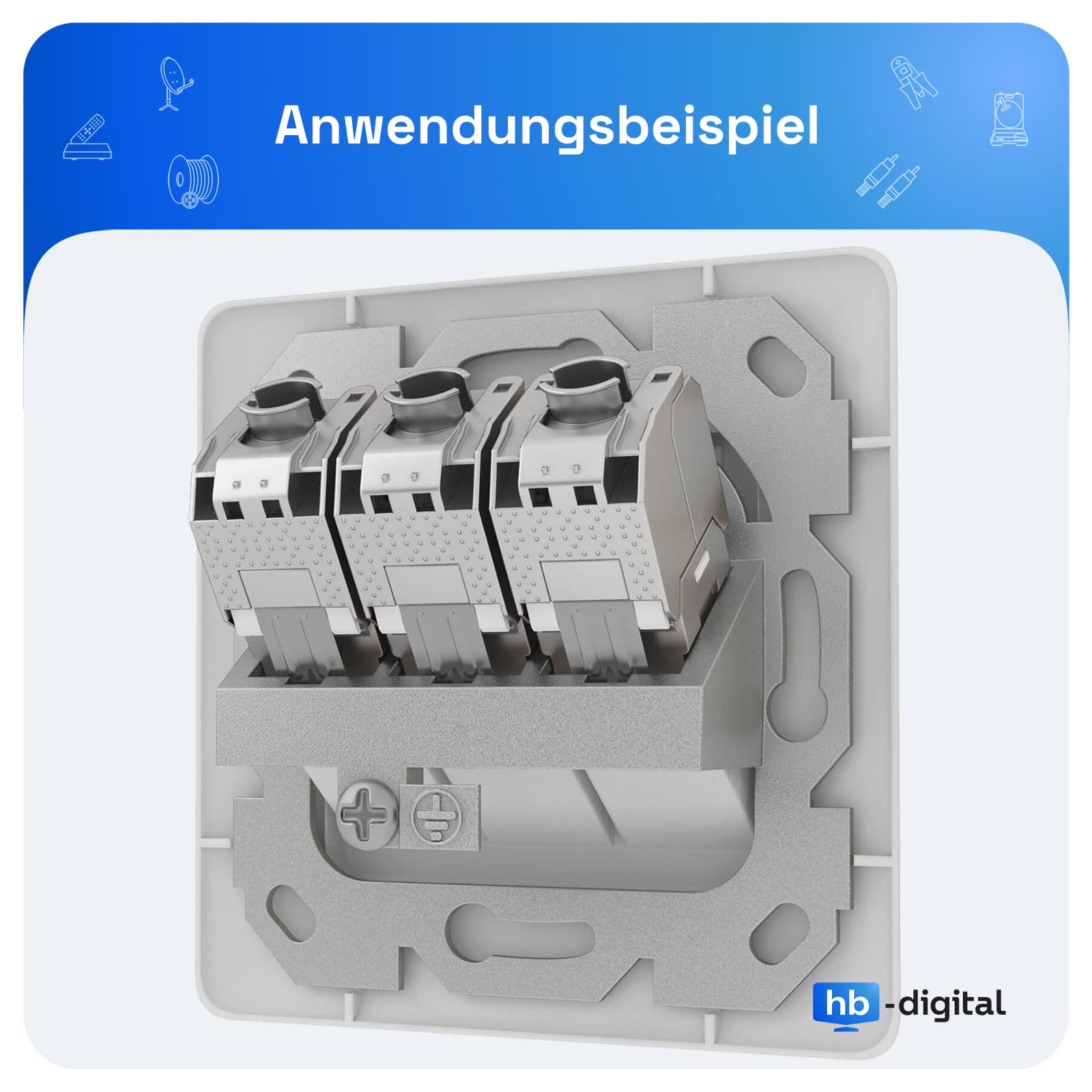 Eine weiße Steckdose mit drei Klemmen und einem Etikett, vor weißem Hintergrund.
