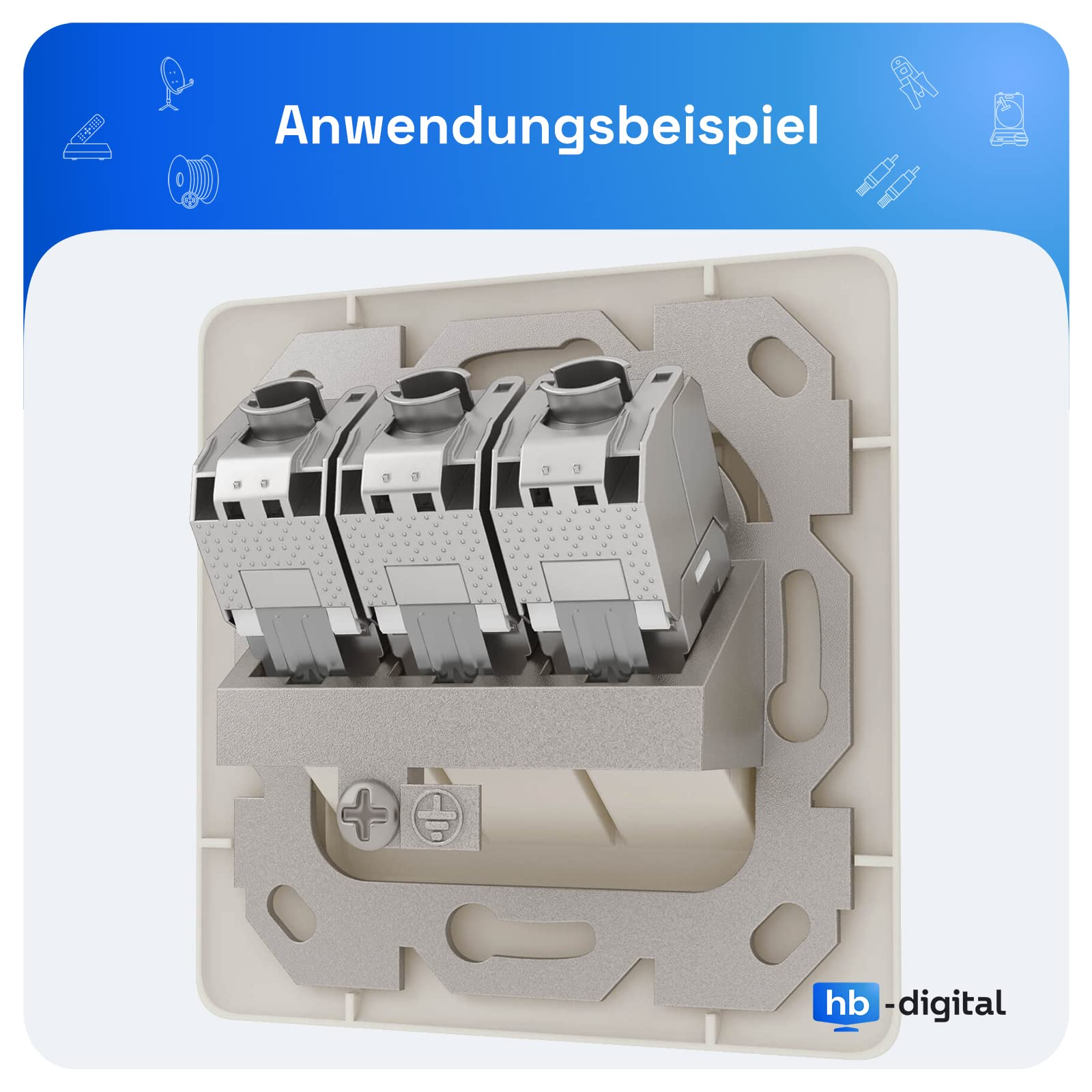 Eine weiße Steckdose mit drei Steckdosen. Sie ist in einem weißen Rahmen vor blauem Hintergrund montiert.