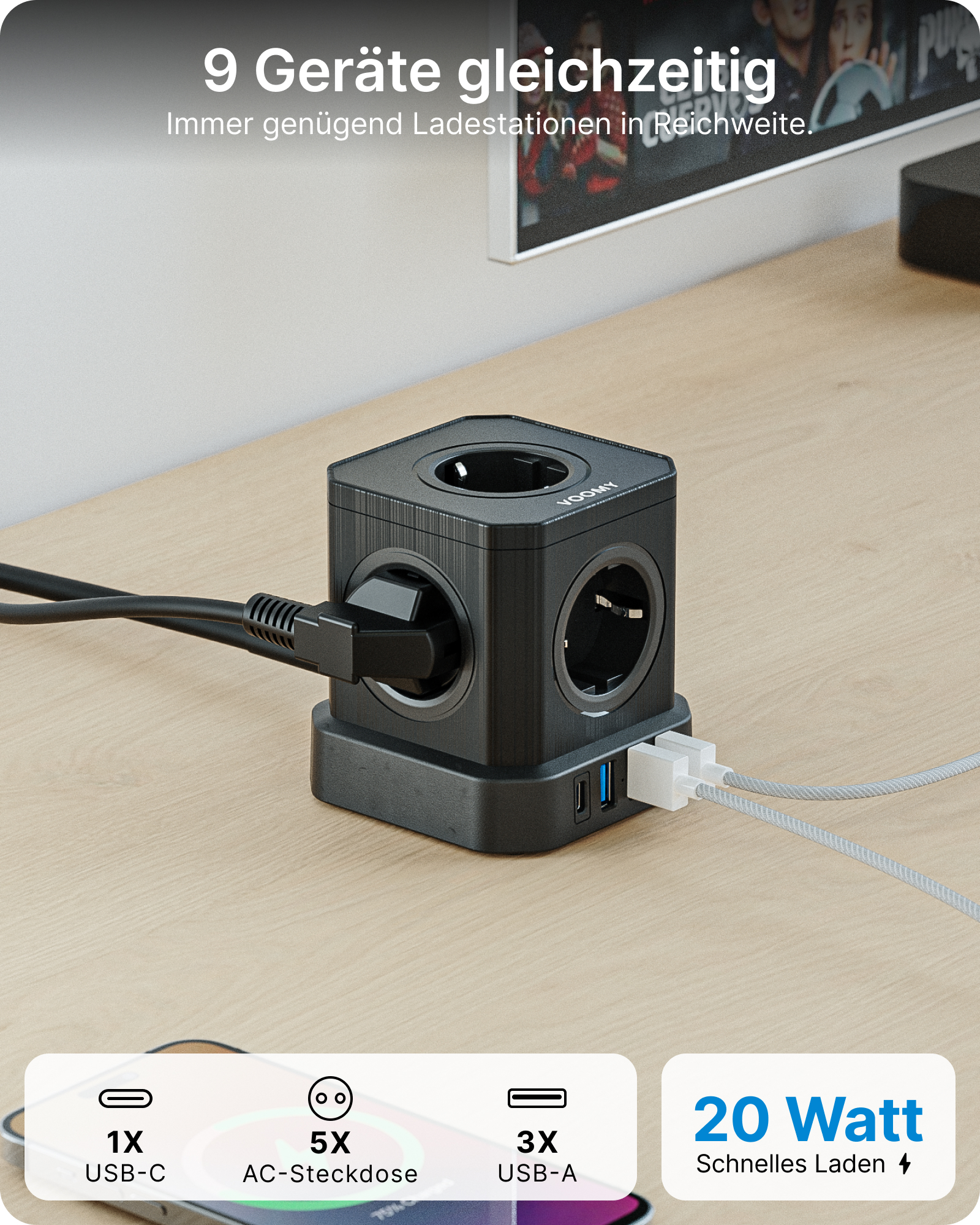 Schwarzer Würfel-Stecker mit Steckern und USB-Anschlüssen.