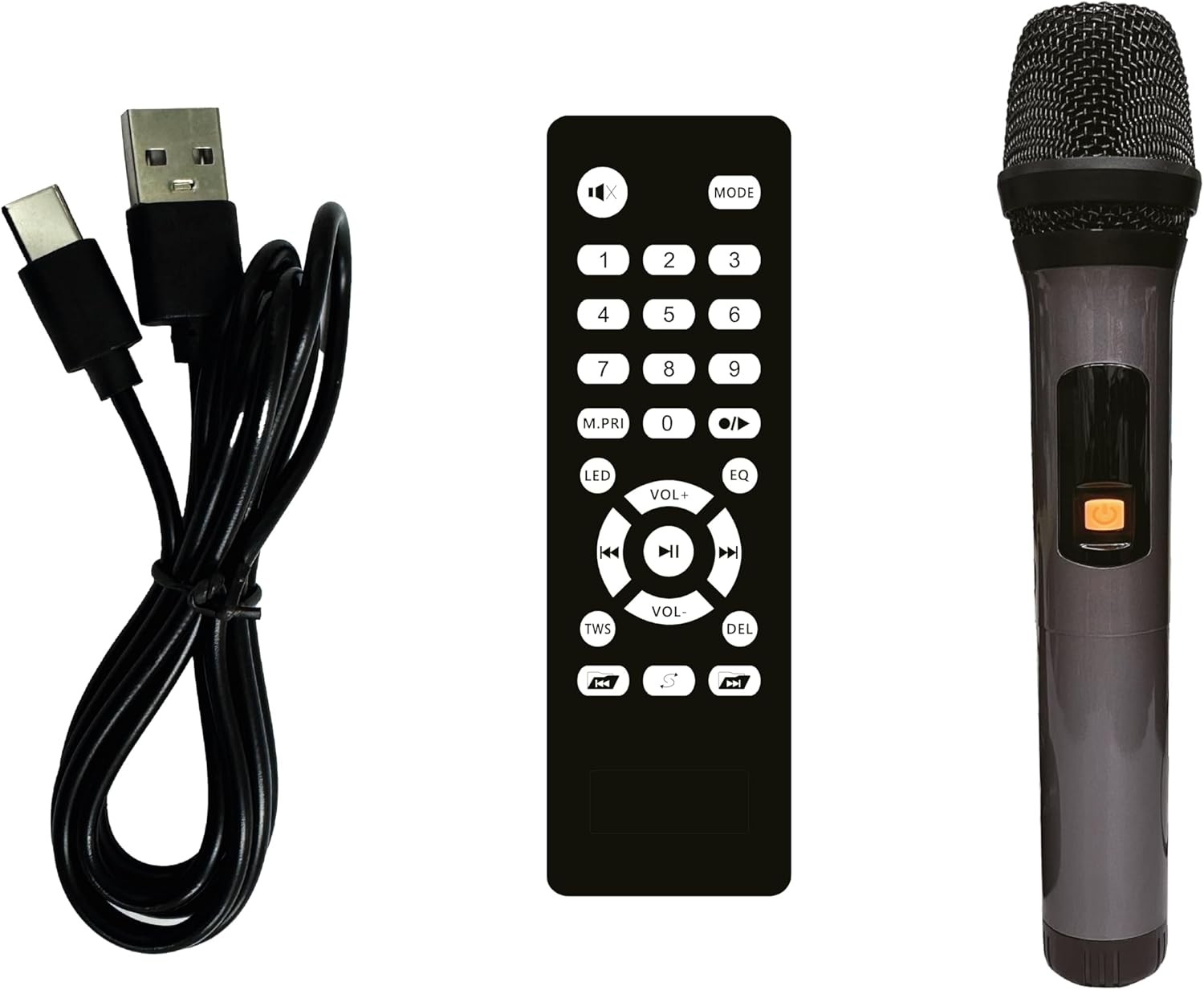 Ein Mikrofon, eine Fernbedienung mit Tasten und ein USB-Kabel werden auf weißem Hintergrund gezeigt.
