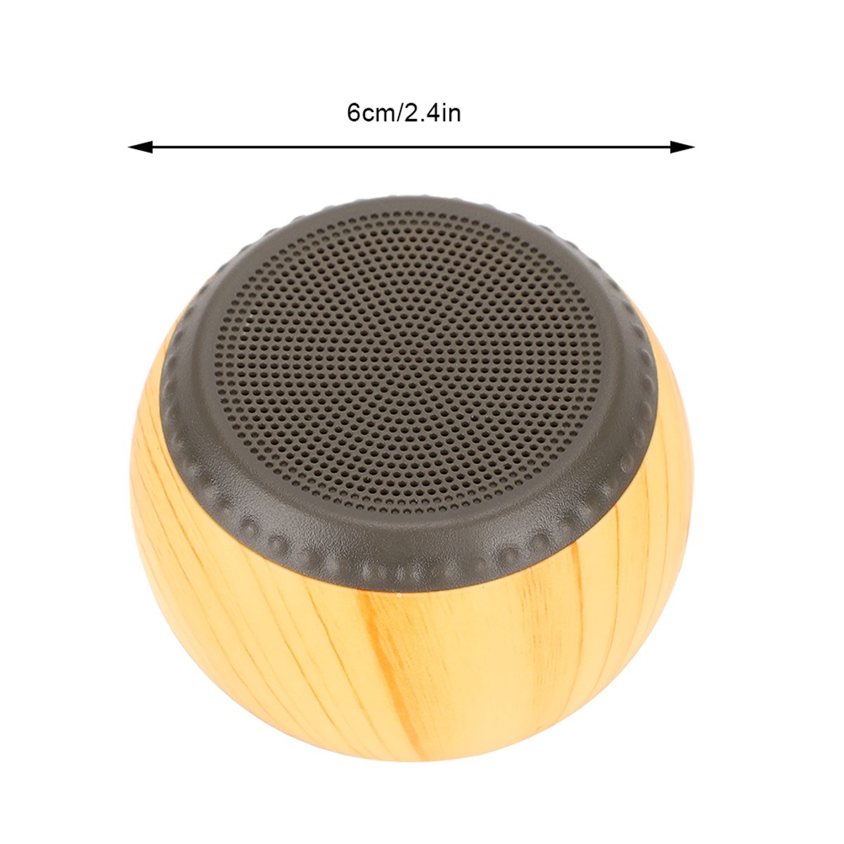 Ein kleiner, runder Lautsprecher in Holzoptik mit dunkelgrauer Netzoberseite. Der Lautsprecher hat einen Durchmesser von 6 cm/2,4 Zoll.