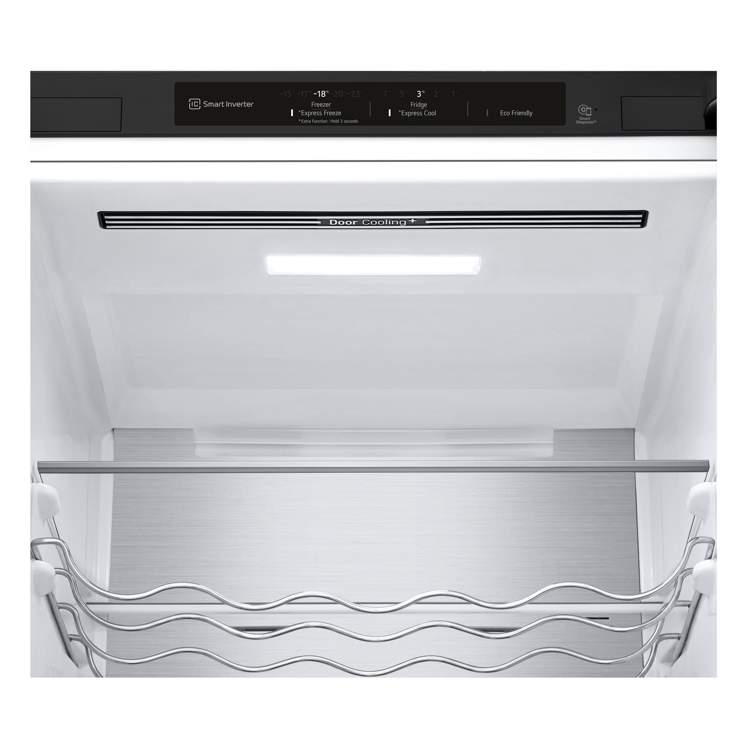 All'interno di un frigorifero, che mostra ripiani e un portabottiglie. La luce a LED è visibile.