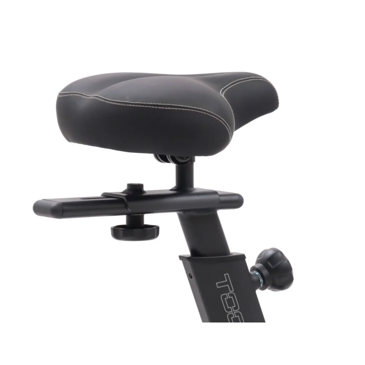 Zwart zadel en ondersteuningsstructuur van een hometrainer, close-up tegen een witte achtergrond.