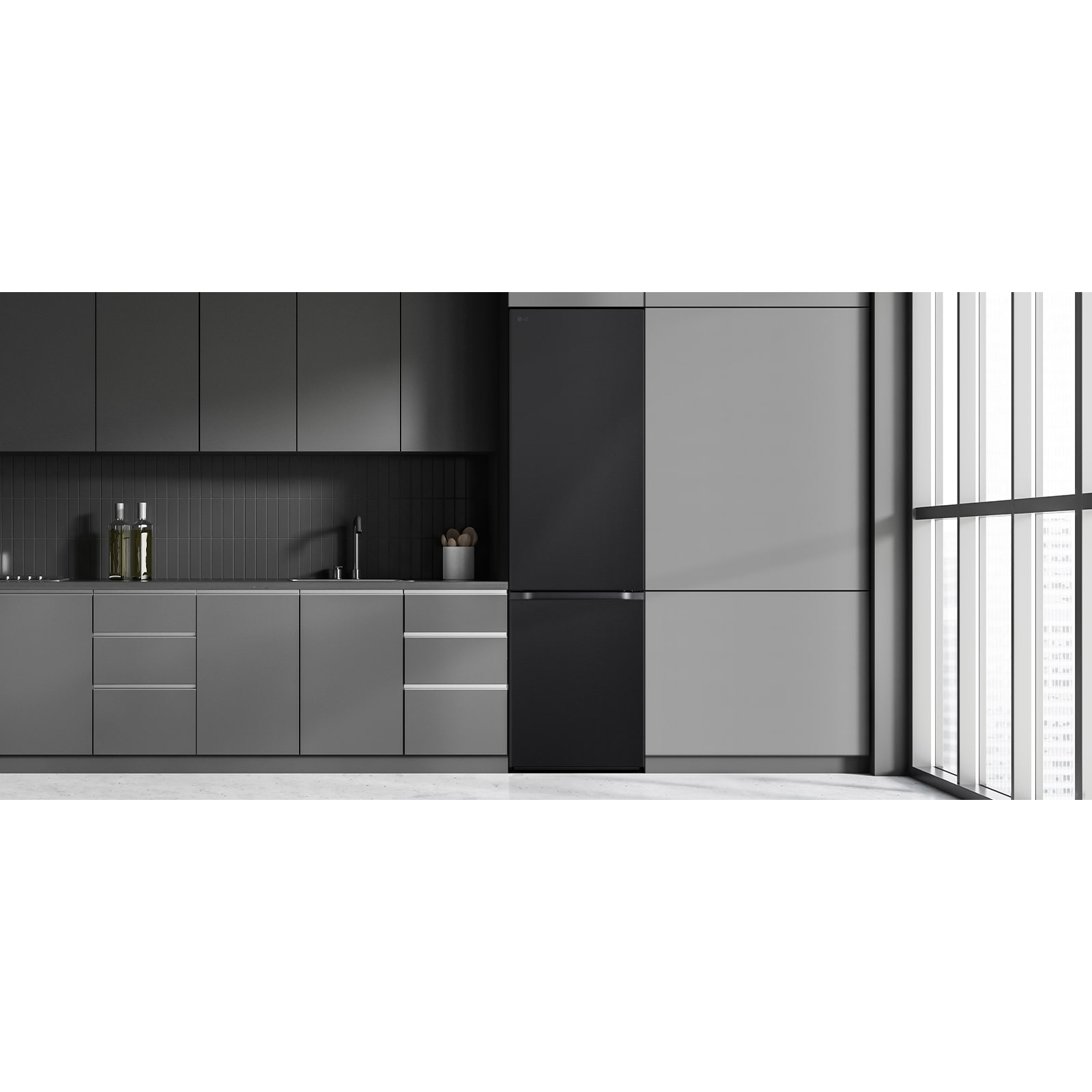 Interno cucina moderna con frigorifero nero, mobili grigi e una finestra a destra.