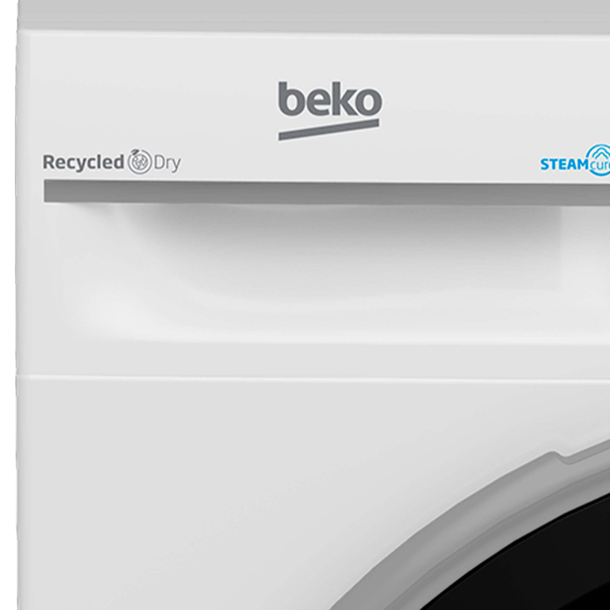 Nahaufnahme eines weißen Beko-Trockners mit den Texten 'Recycled Dry' und 'Steam Cure'.