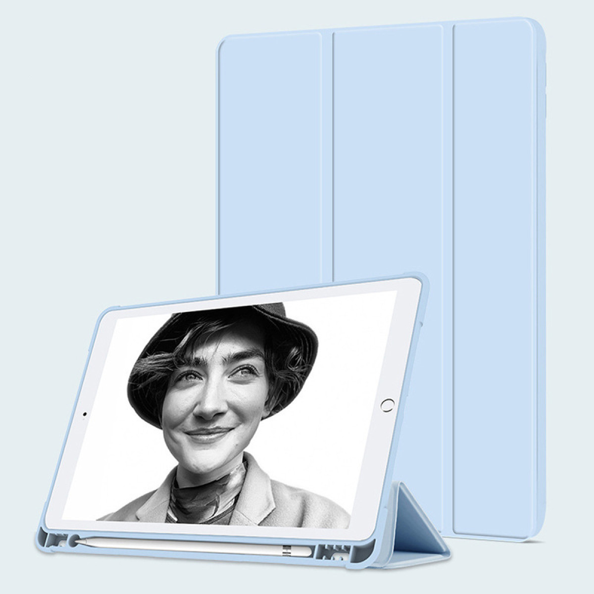 Tablet in een blauwe hoes, met een portret van een vrouw op het scherm.
