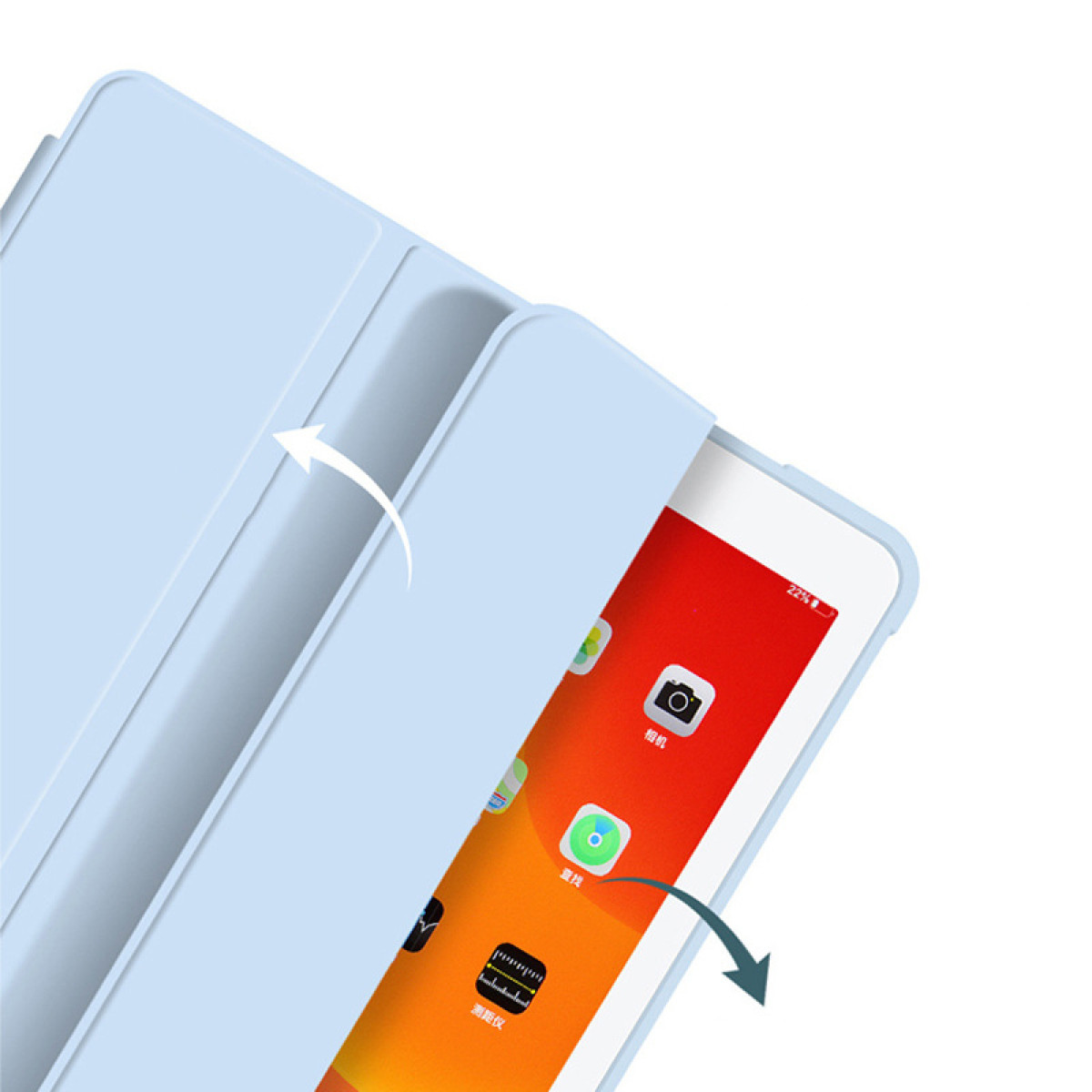 Een lichtblauwe tablethoes, gedeeltelijk open, met een tablet met een apps-scherm.