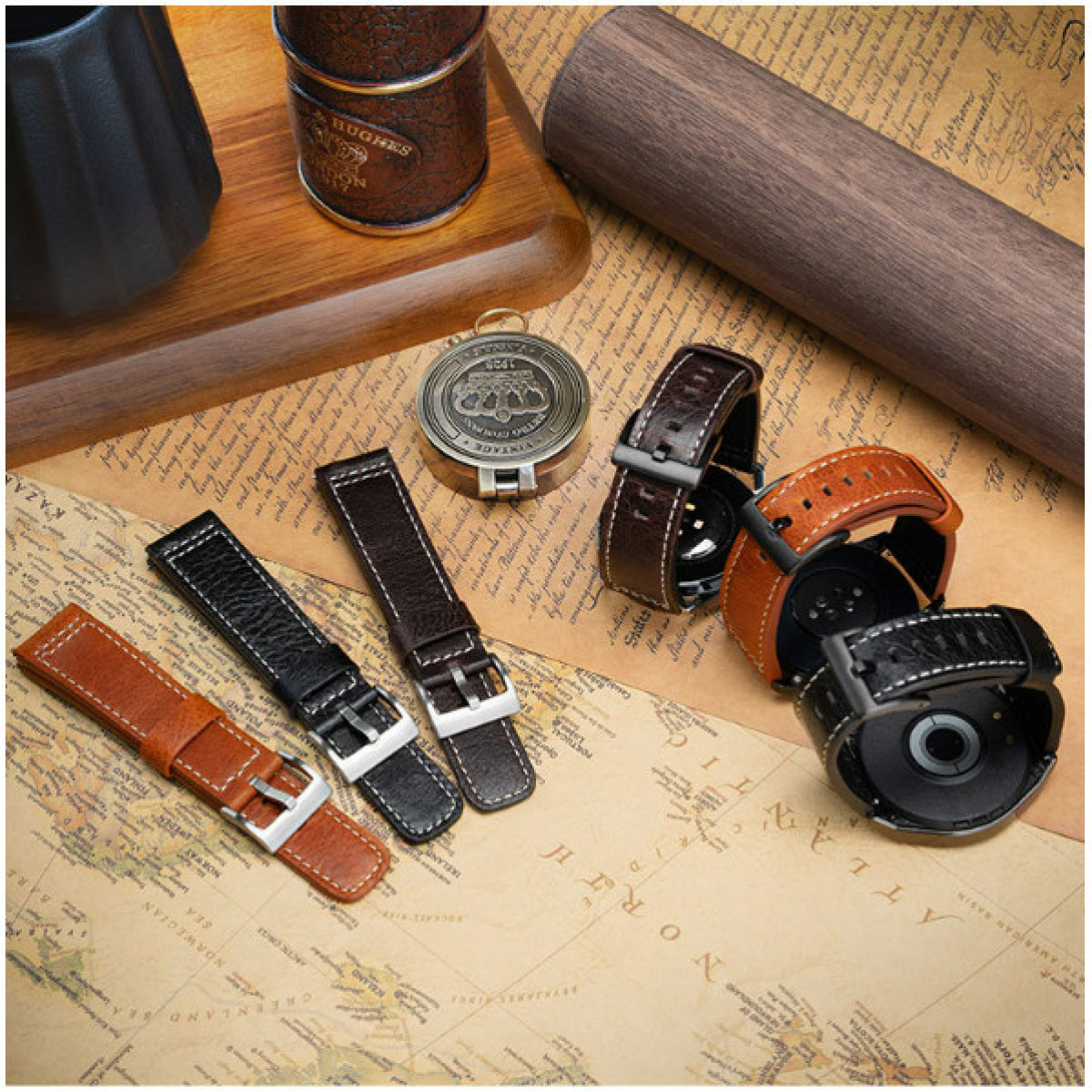 Leder-Uhrenarmbänder, Zifferblatt und Kompass auf Weltkartenhintergrund.