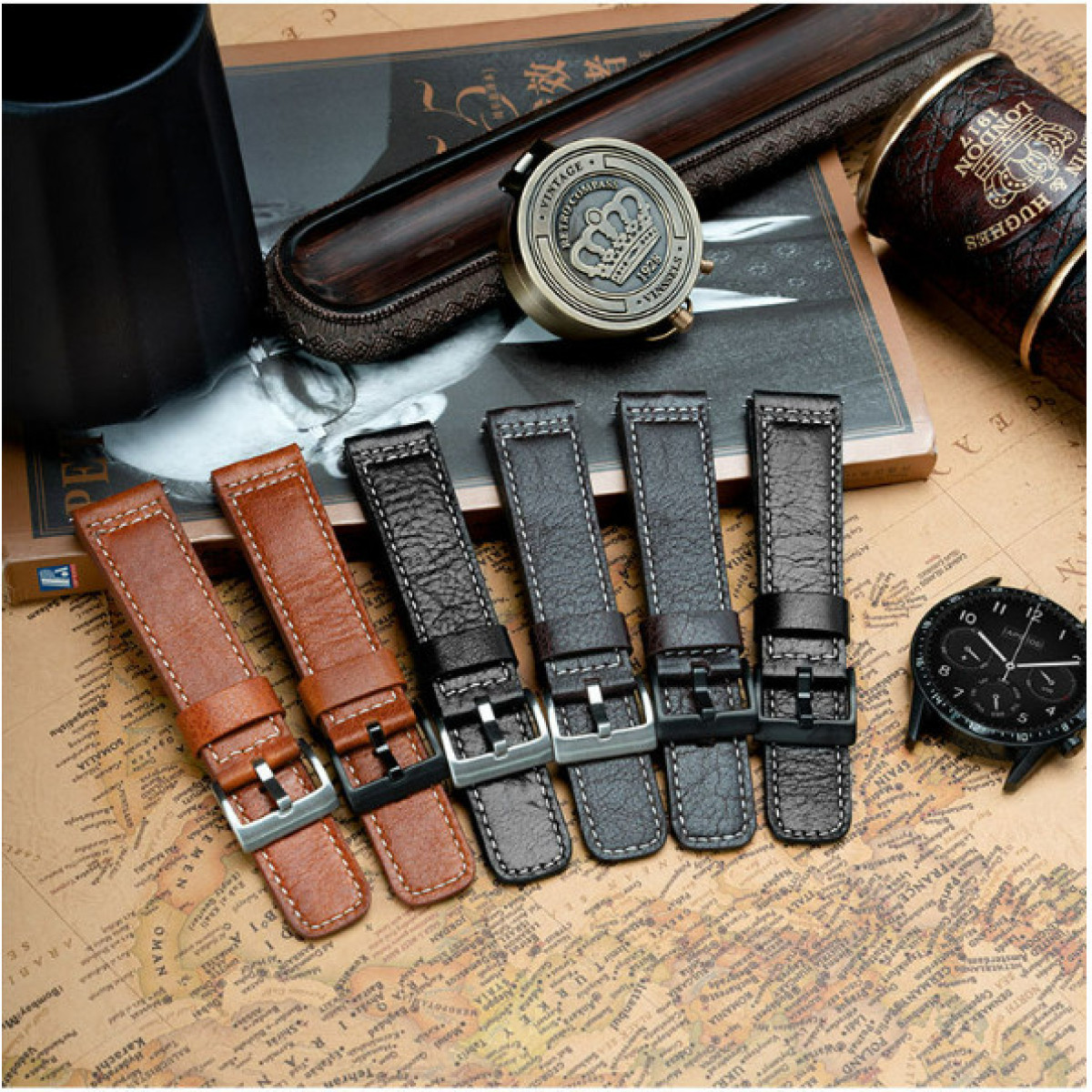 Nahaufnahme von Leder-Uhrenarmbändern in verschiedenen Farben und Texturen, angeordnet auf einer Karte mit einer Uhr.