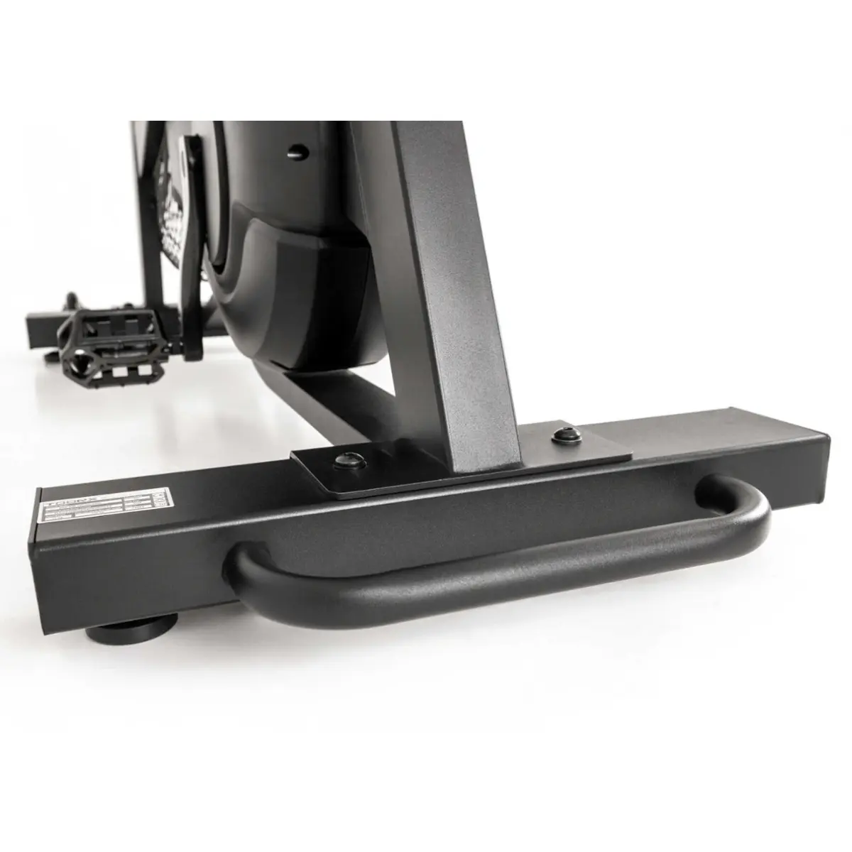 Zwarte hometrainer, met de basis, pedalen en een handvat op een witte achtergrond.