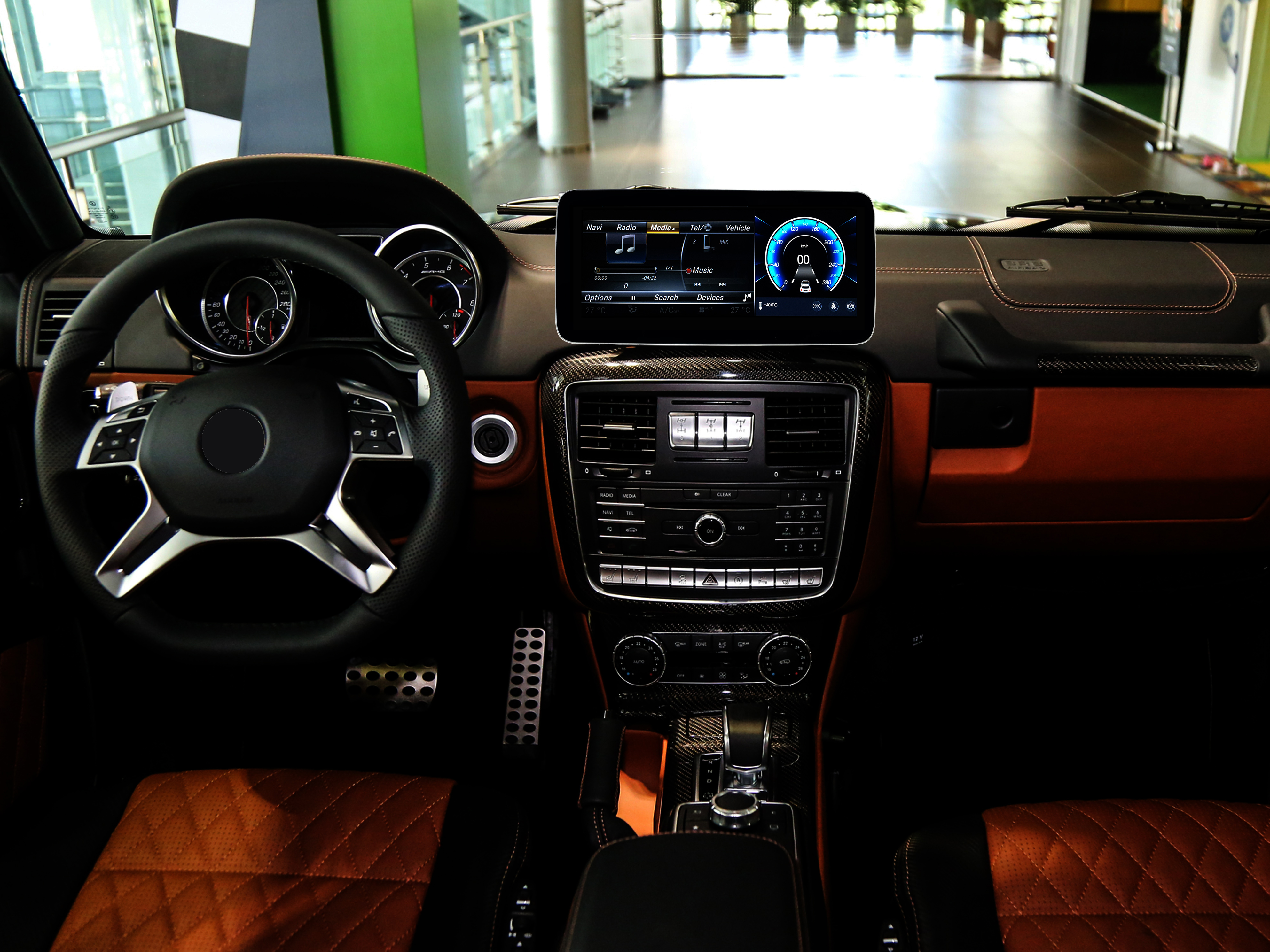Autoinnenraum. Armaturenbrett mit Bildschirm, Lenkrad und braunen Lederdetails. Luxuriös.