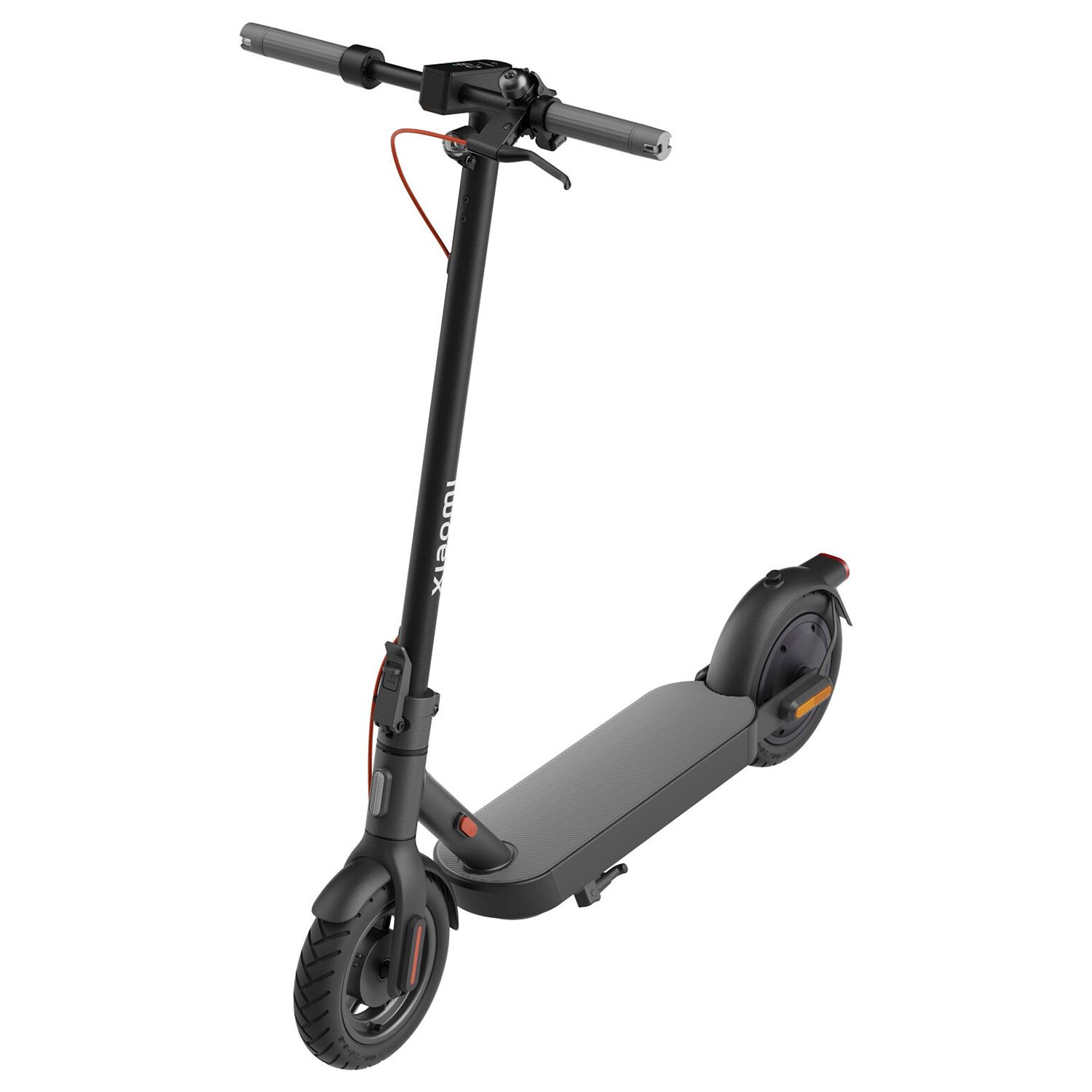 Czarna hulajnoga elektryczna z szarą podestem i czerwonym kablem. Widoczna kierownica i koła.