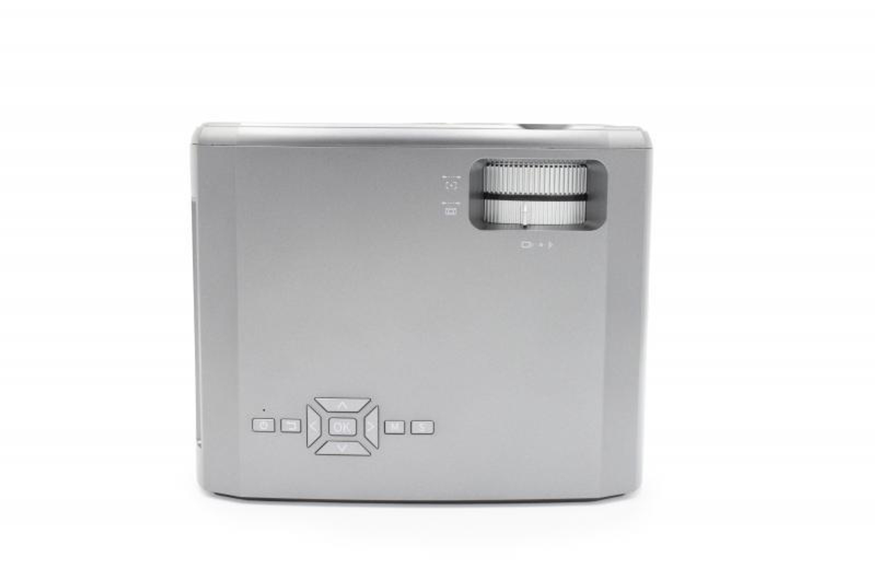 Szary projektor, widok z góry, z przyciskami i pokrętłem. Projektor jest na białym tle.