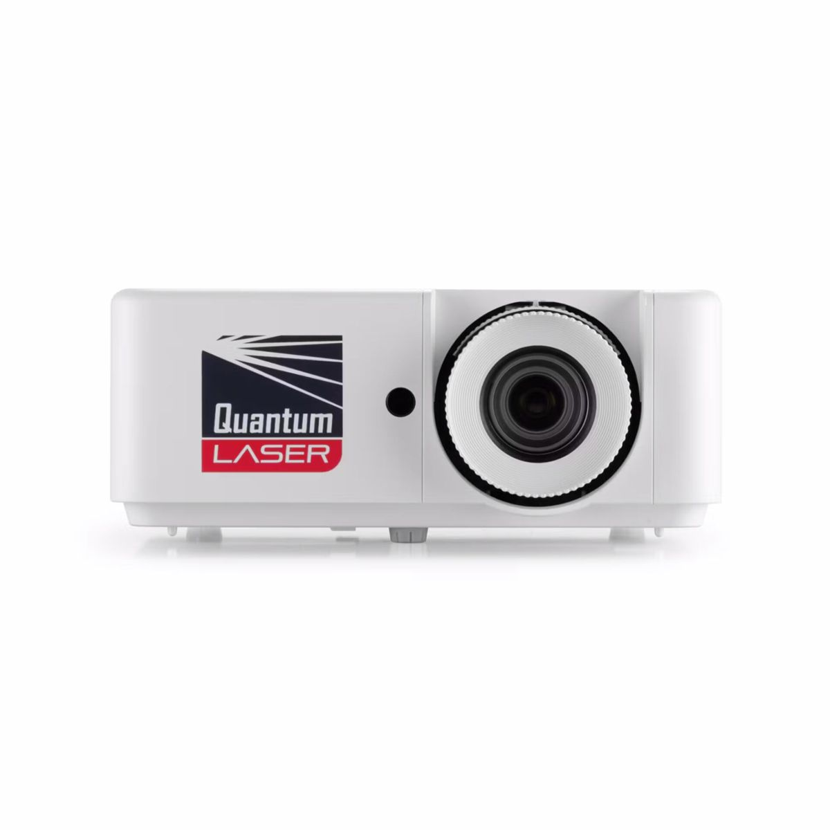 Biały projektor skierowany do przodu. Posiada obiektyw i logo 'Quantum Laser'. Jasne, białe tło.
