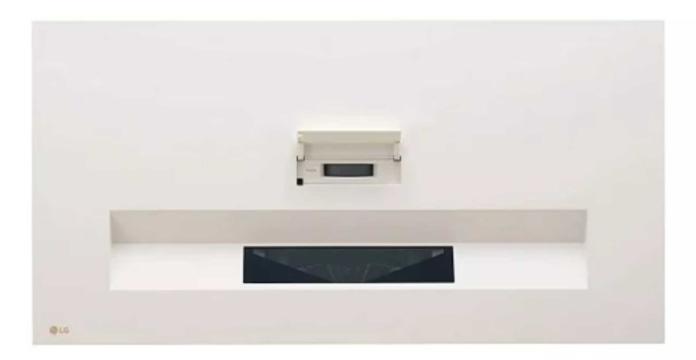 Biały wbudowany telewizor, widok z tyłu, z logo LG i centralnym elementem. Białe tło.