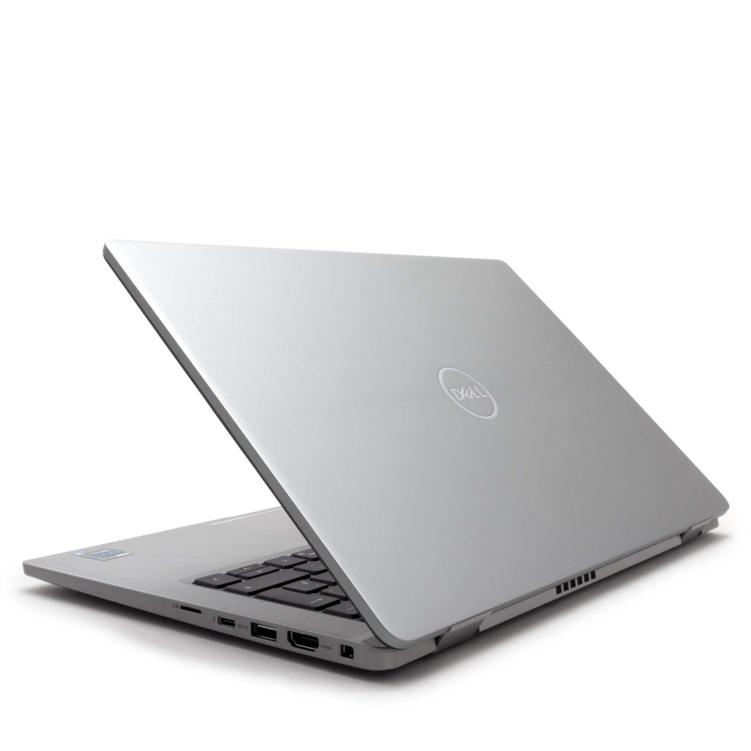 Silberner Laptop, der auf einer weißen Oberfläche geöffnet ist, Dell-Logo sichtbar.