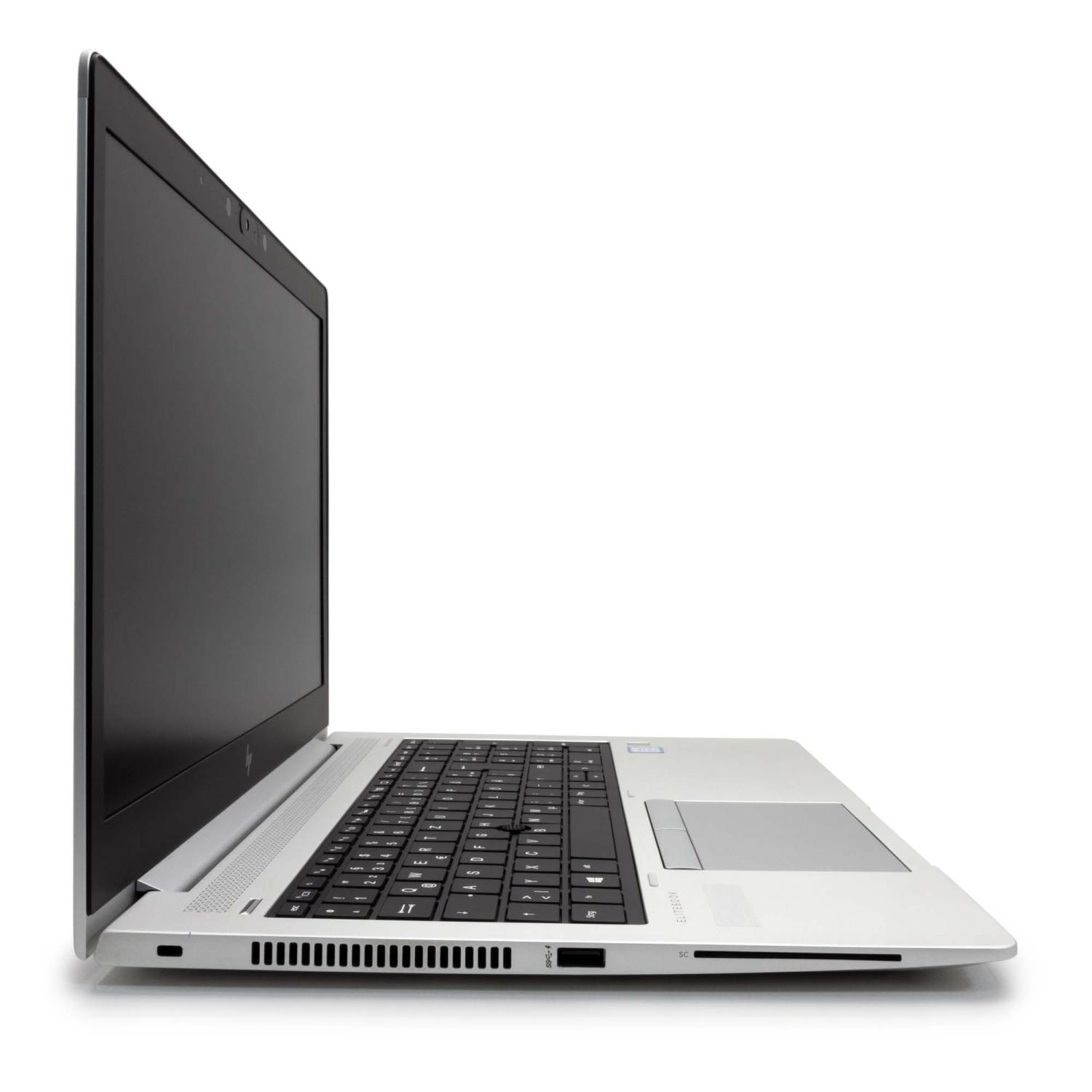 Seitenansicht eines silbernen Laptops, geöffnet, auf einer weißen Oberfläche. Schwarze Tastatur und Bildschirm.