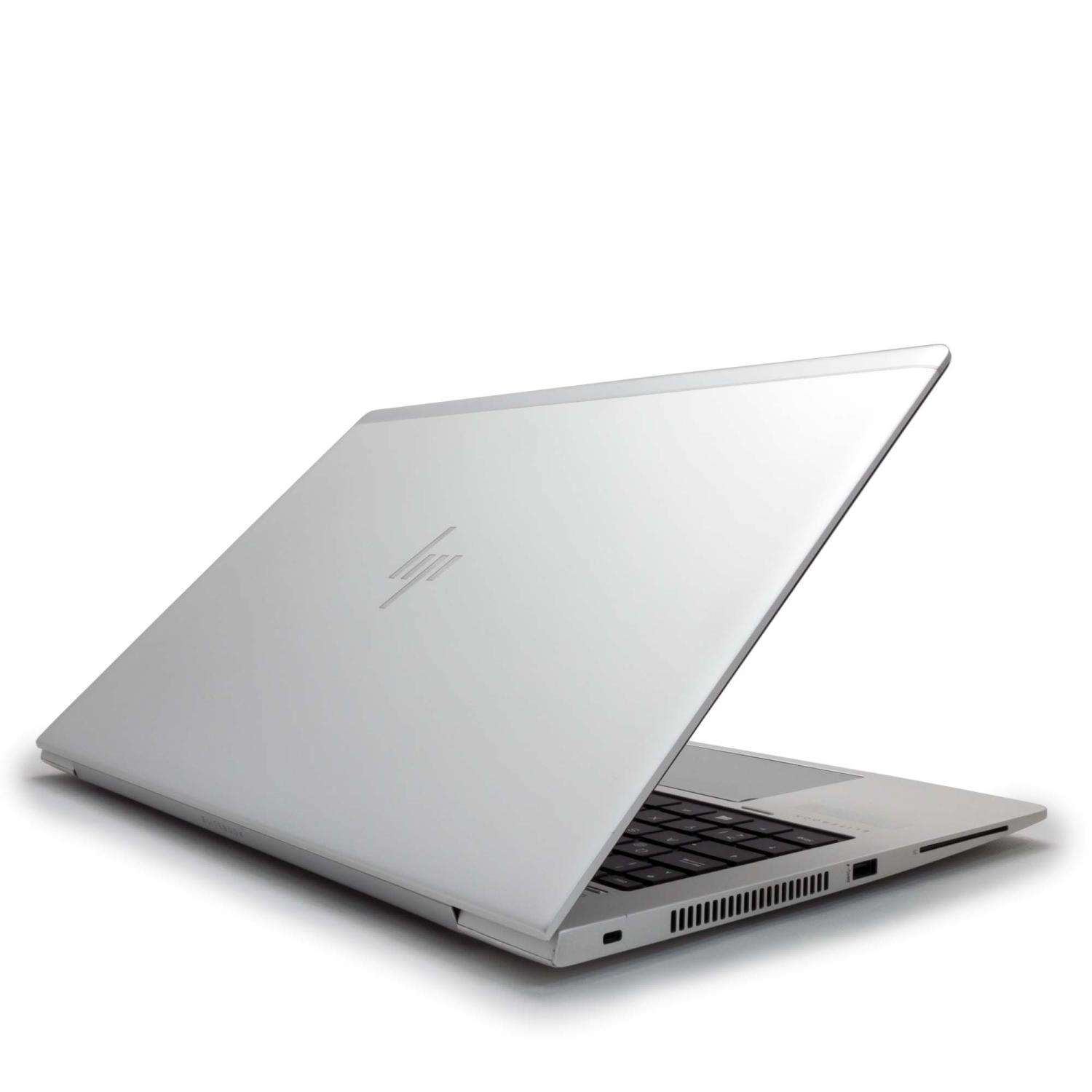 Silberner Laptop, leicht geöffnet, auf weißem Hintergrund. HP-Logo auf der oberen Abdeckung.